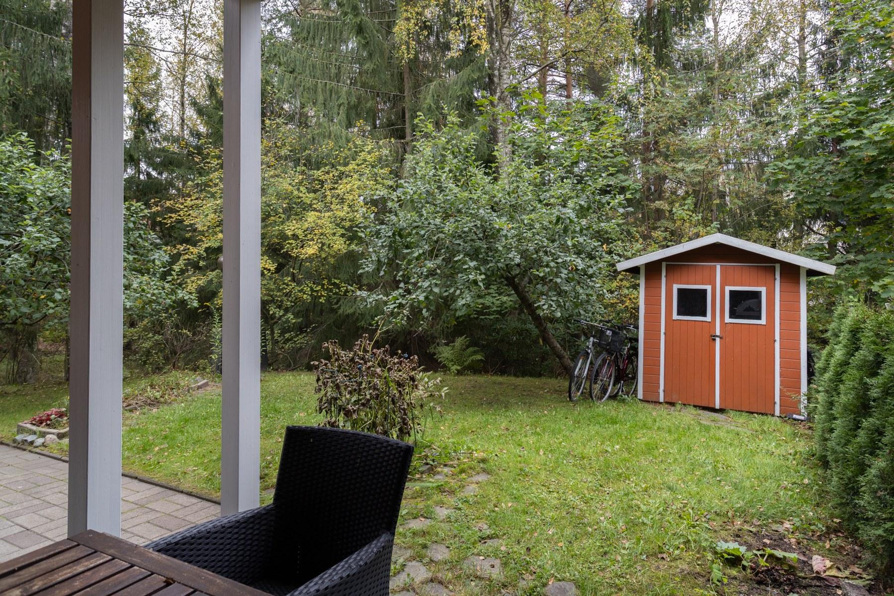 Saunan jälkeen voit vilvoitella omalla pihalla