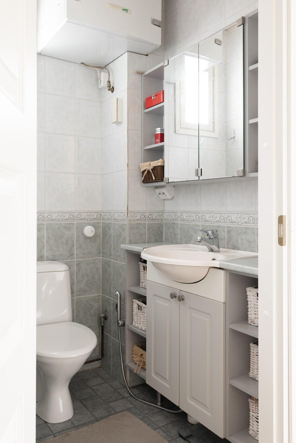 Yläkerran wc heti sisäänkäynnin yhteydessä