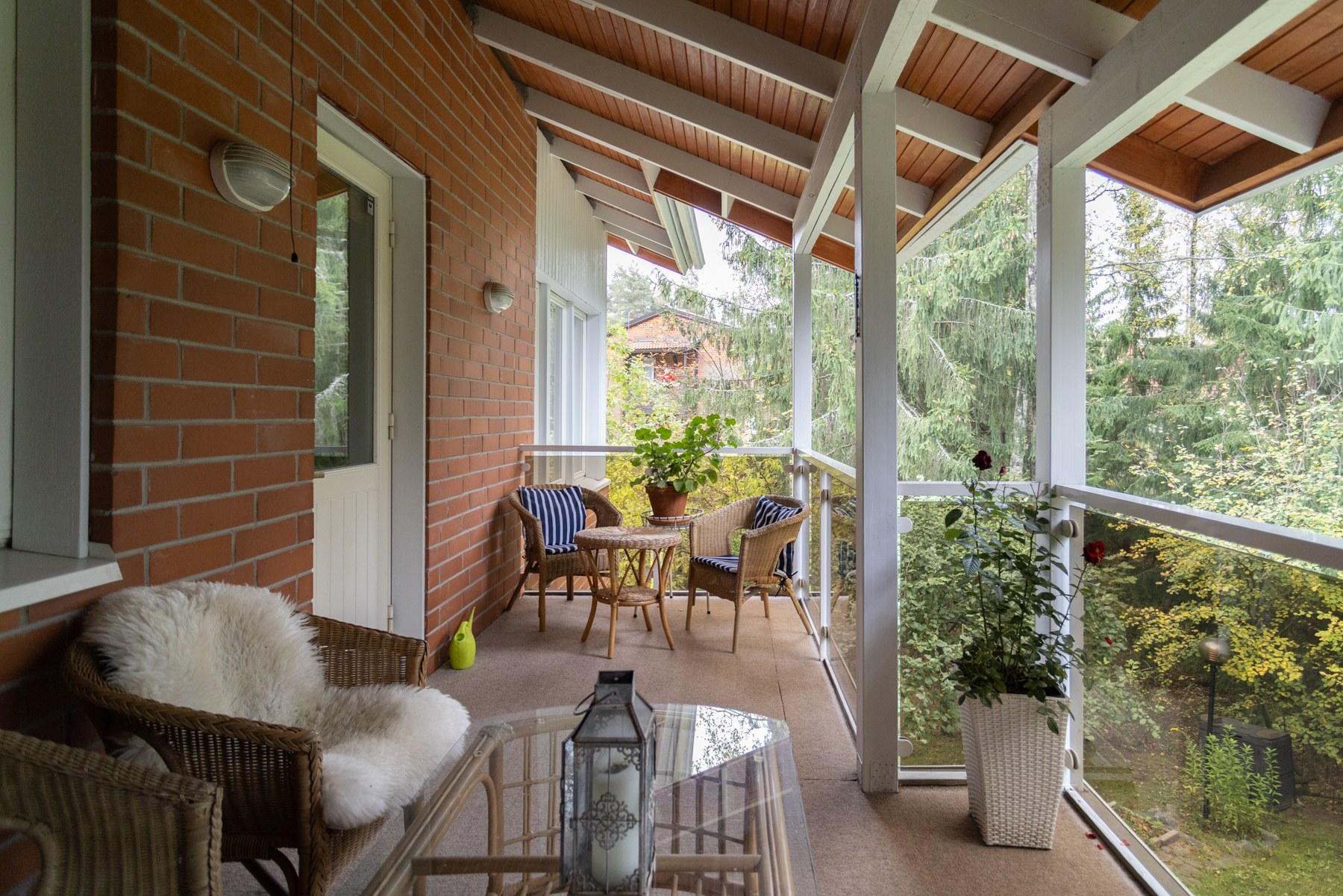 Olohuoneesta käynti parvekkeelle