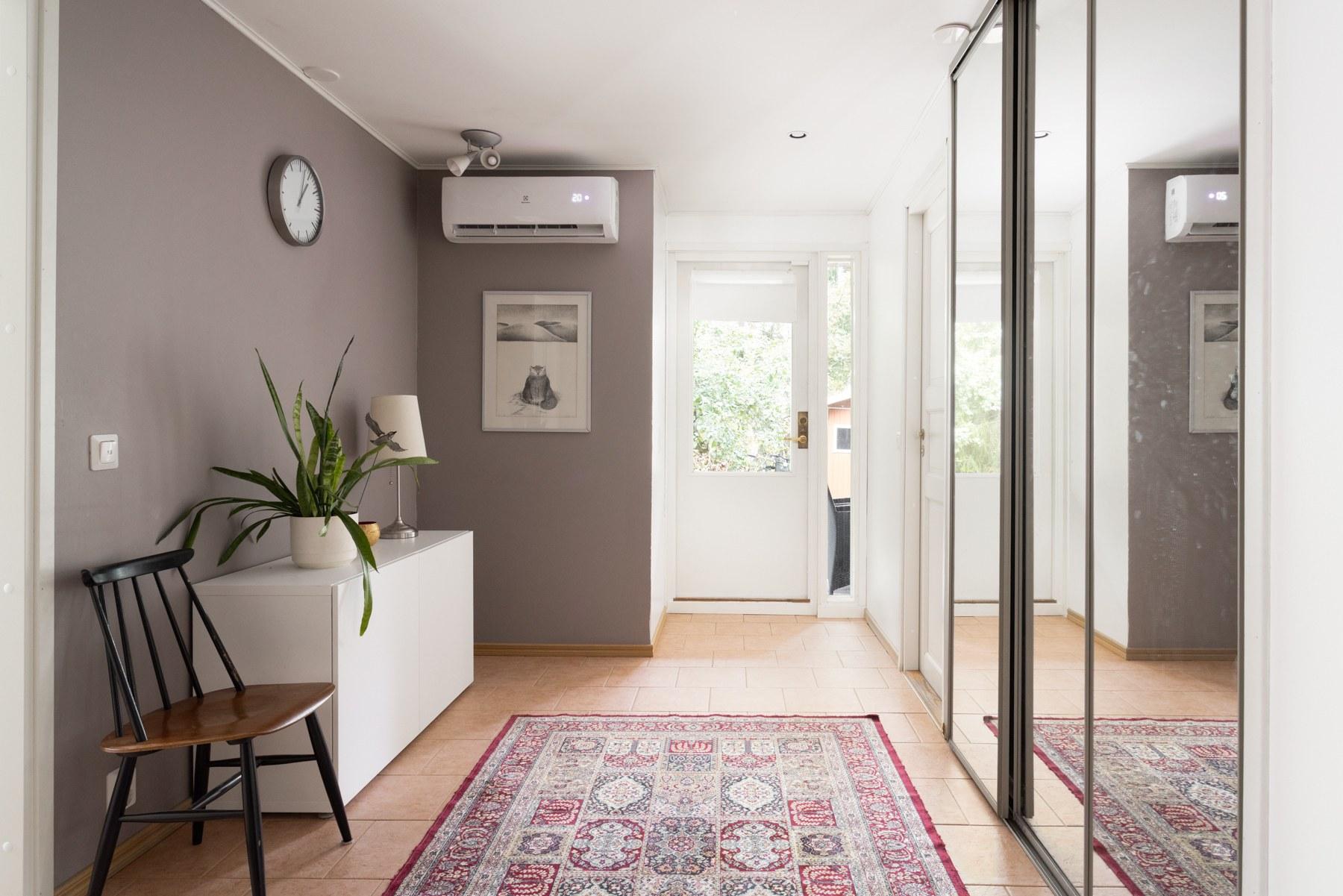 Alakerran aulassa on myös hyvin kaappitilaa ja kulku takapihalle