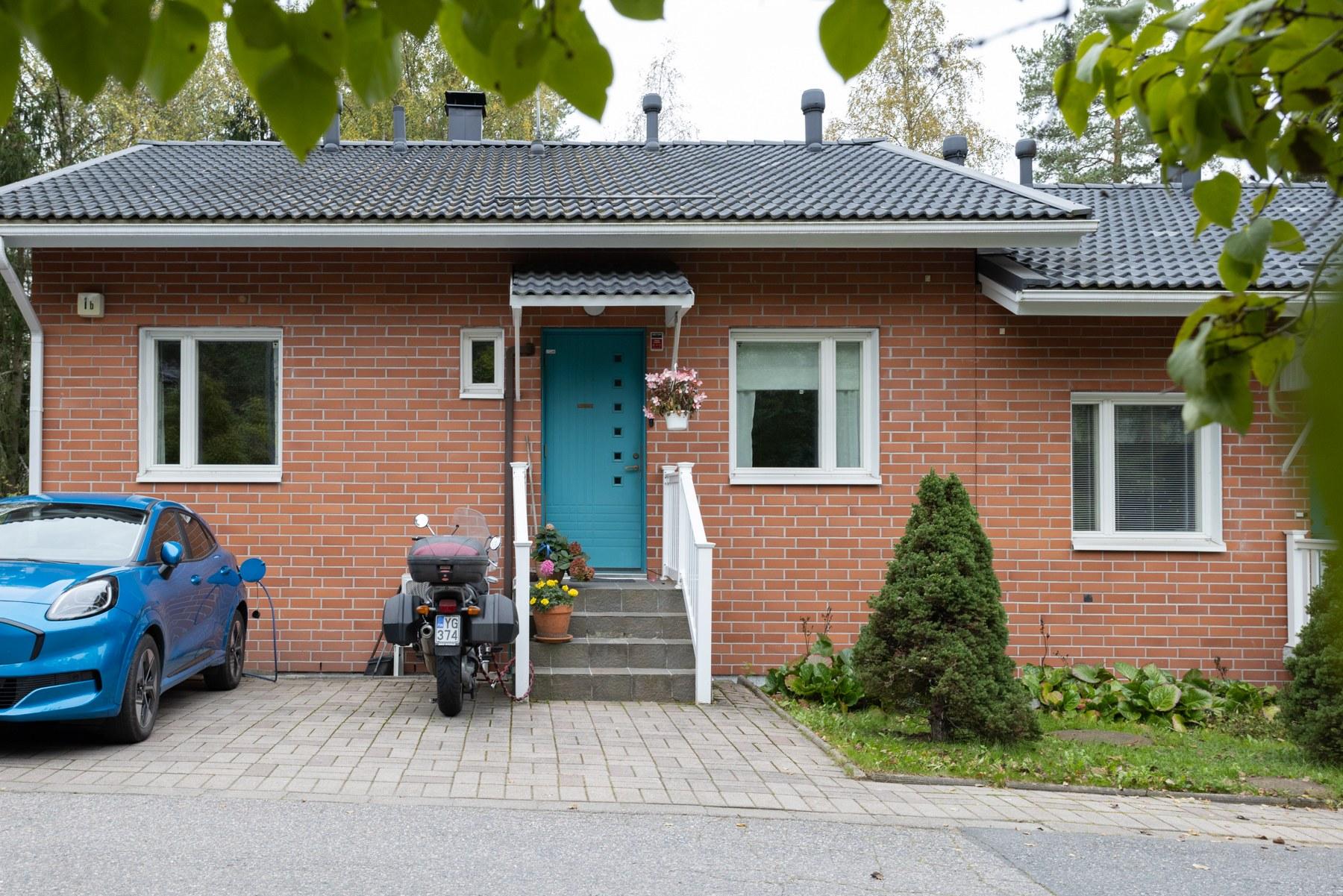 Sähköauton latausasema on valmiina