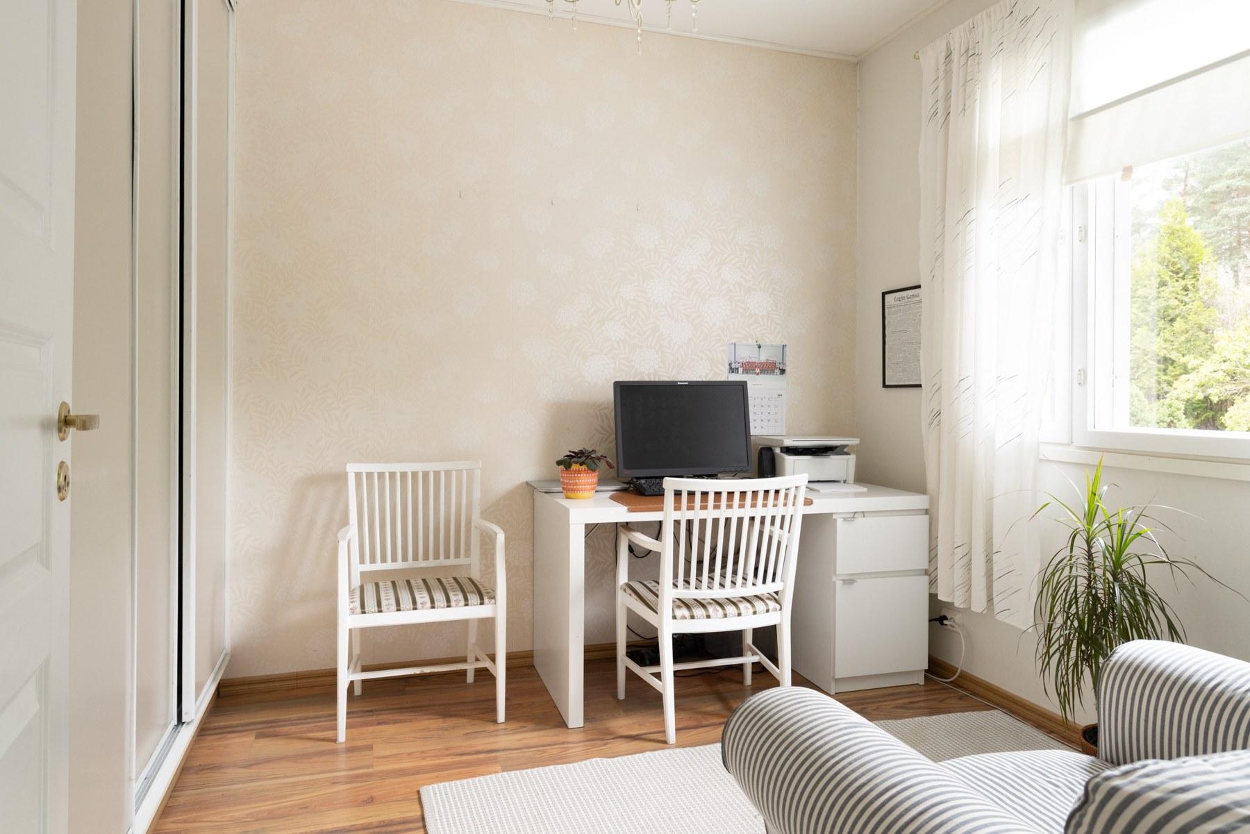 Toinen yläkerran makuuhuoneista