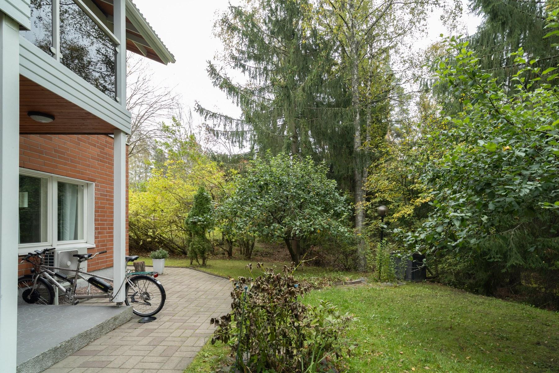 Vehreä ja rauhallinen pihapiiri