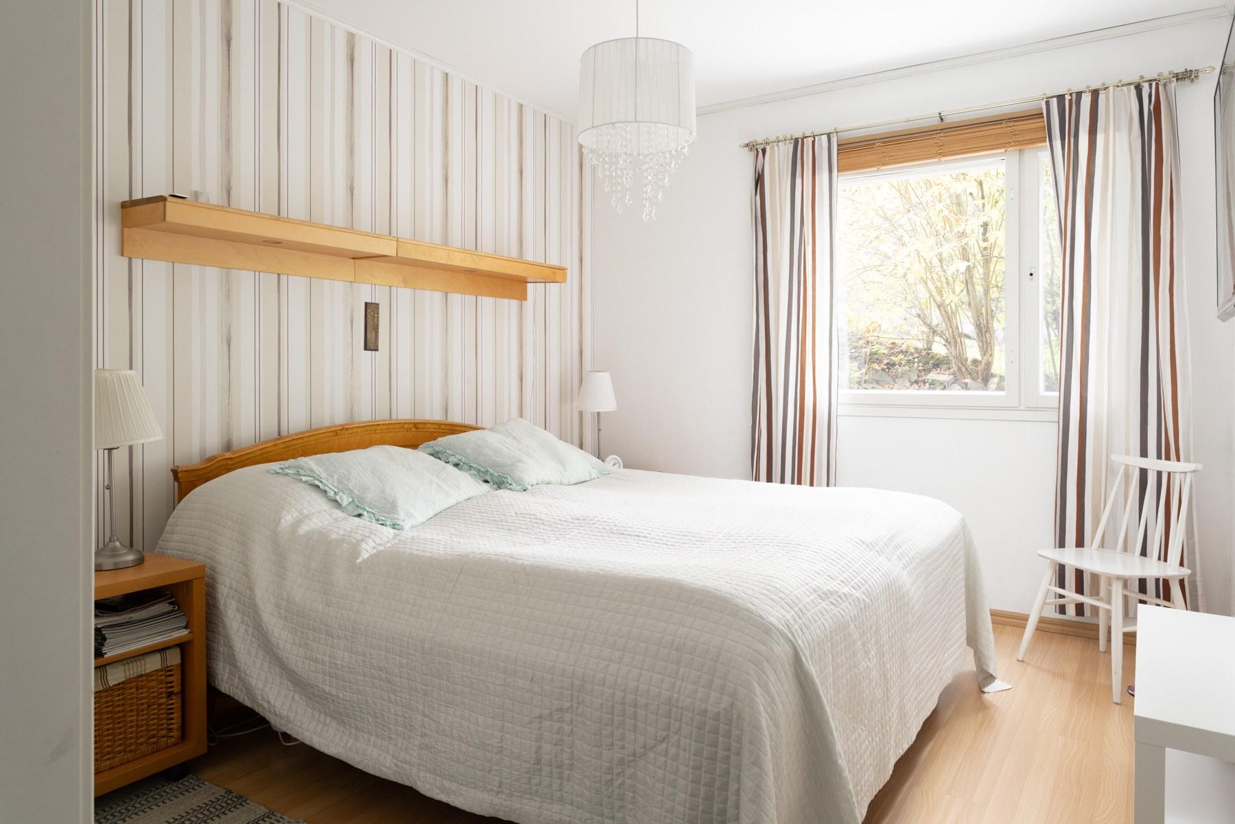 Toinen alakerran makuuhuoneista