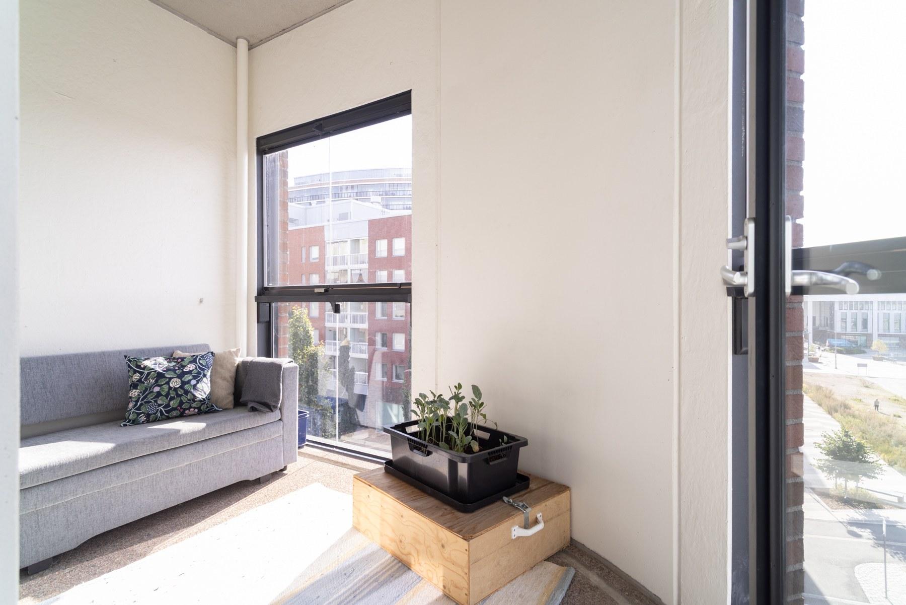 Aurinkoinen parveke on kuin yksi huone lisää