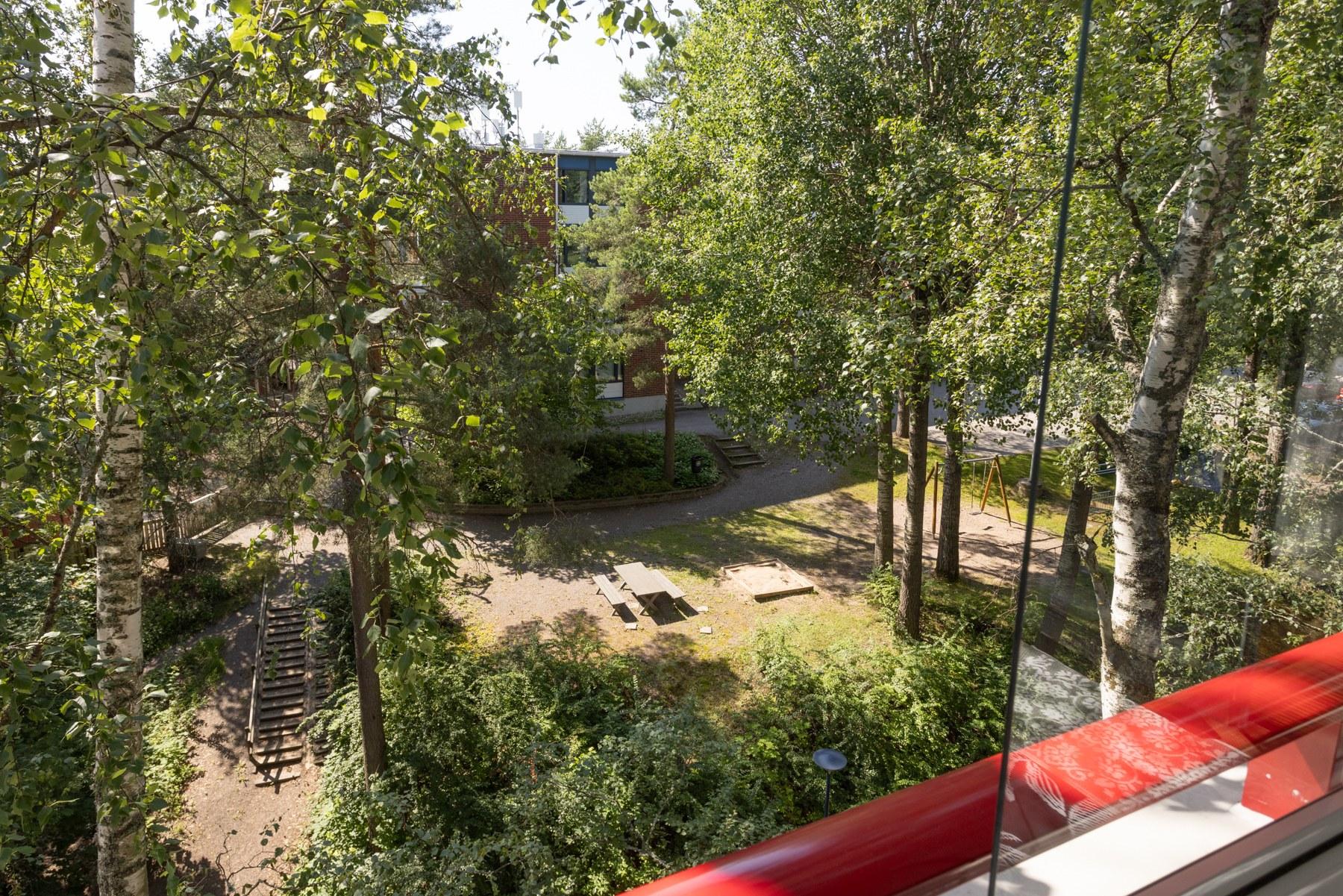 Näkymä parvekkeelta on puistomainen
