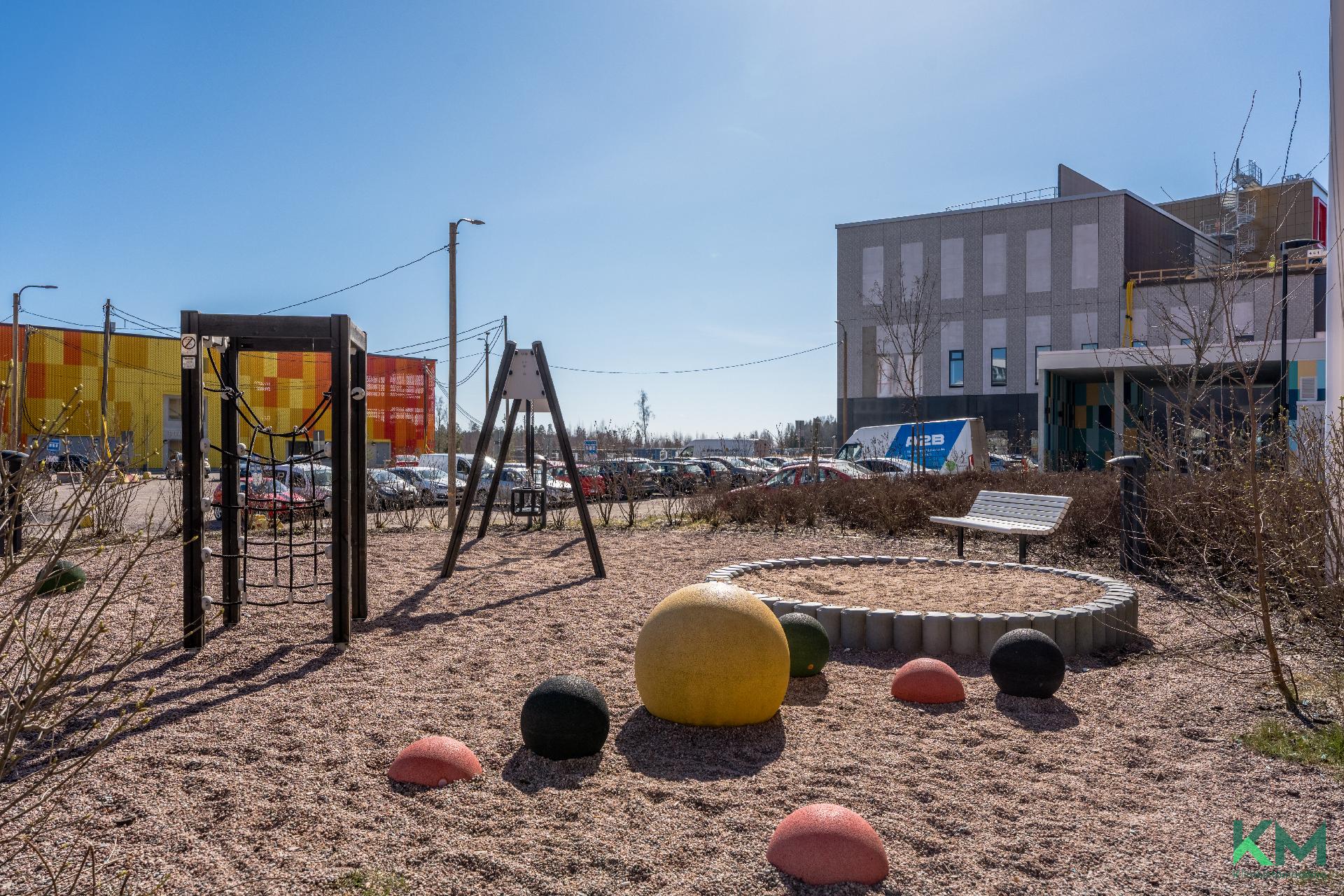 Lapsille leikkipiha/For children
