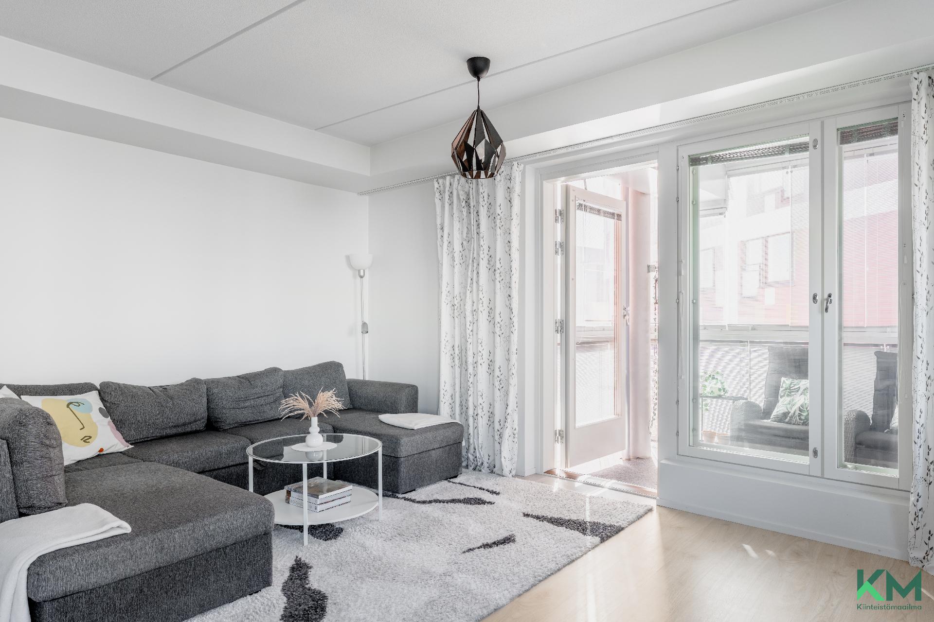 Tilava olohuone/ Living room with balcony