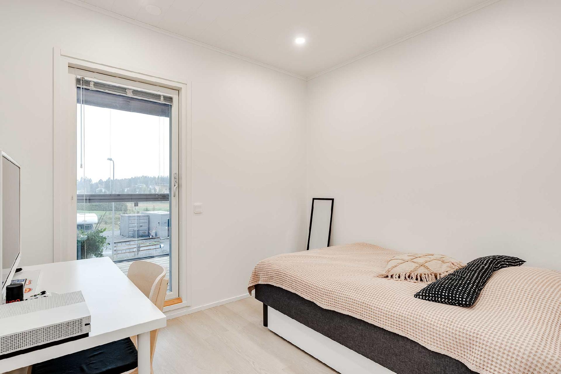 Tästä mh:sta käynti parvekkeelle