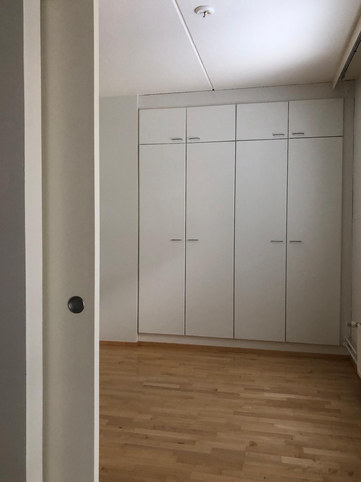 Makuuhuoneessa on tilavat kaapit