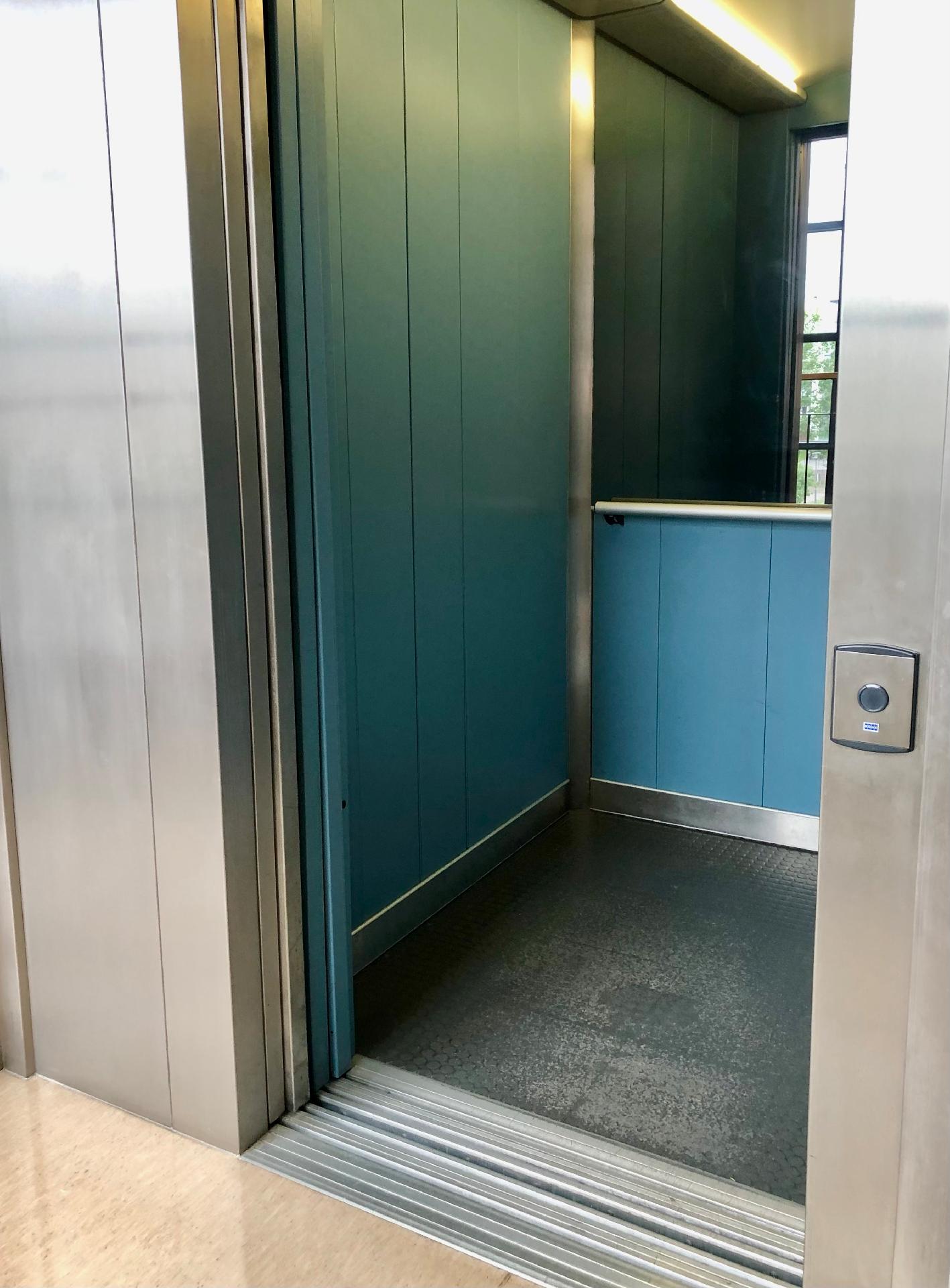 Esteetön kulku hissille