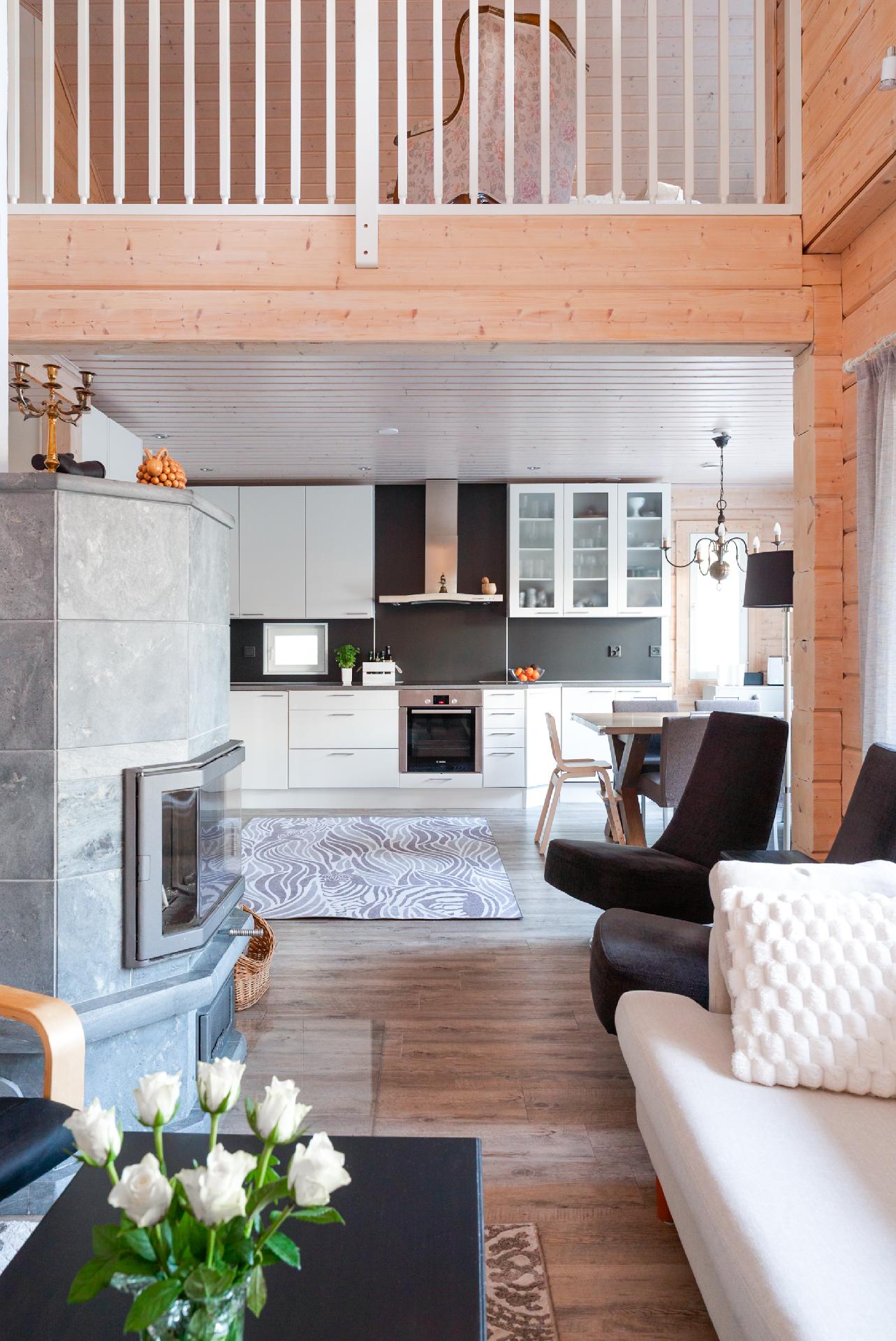 Olohuone korkeaa tilaa