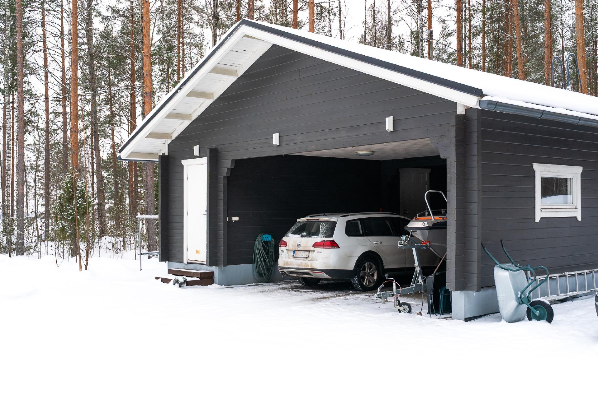 Autokatos kahdelle autolle ja varastotilaa