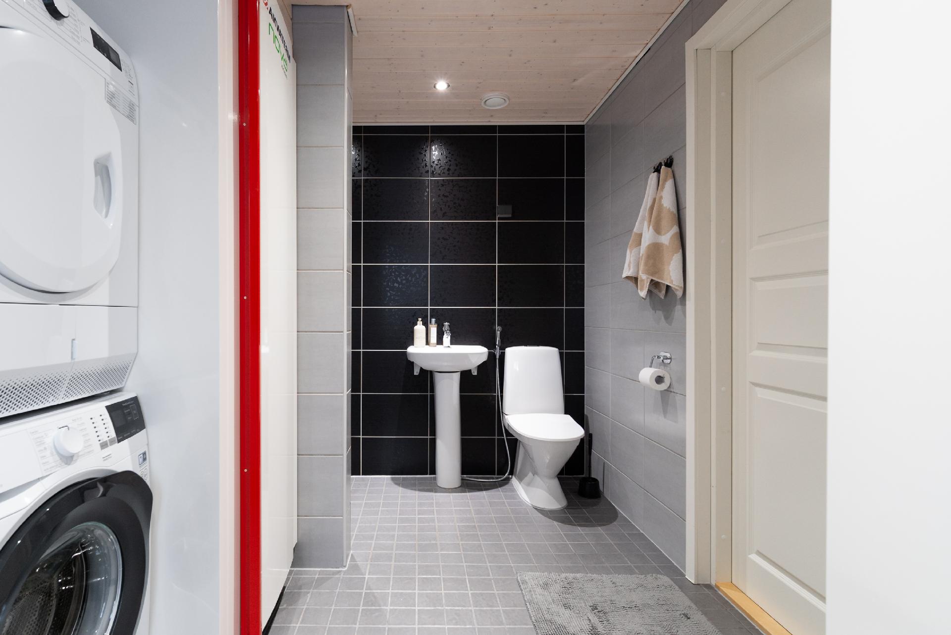 Toinen wc kylpyhuoneessa