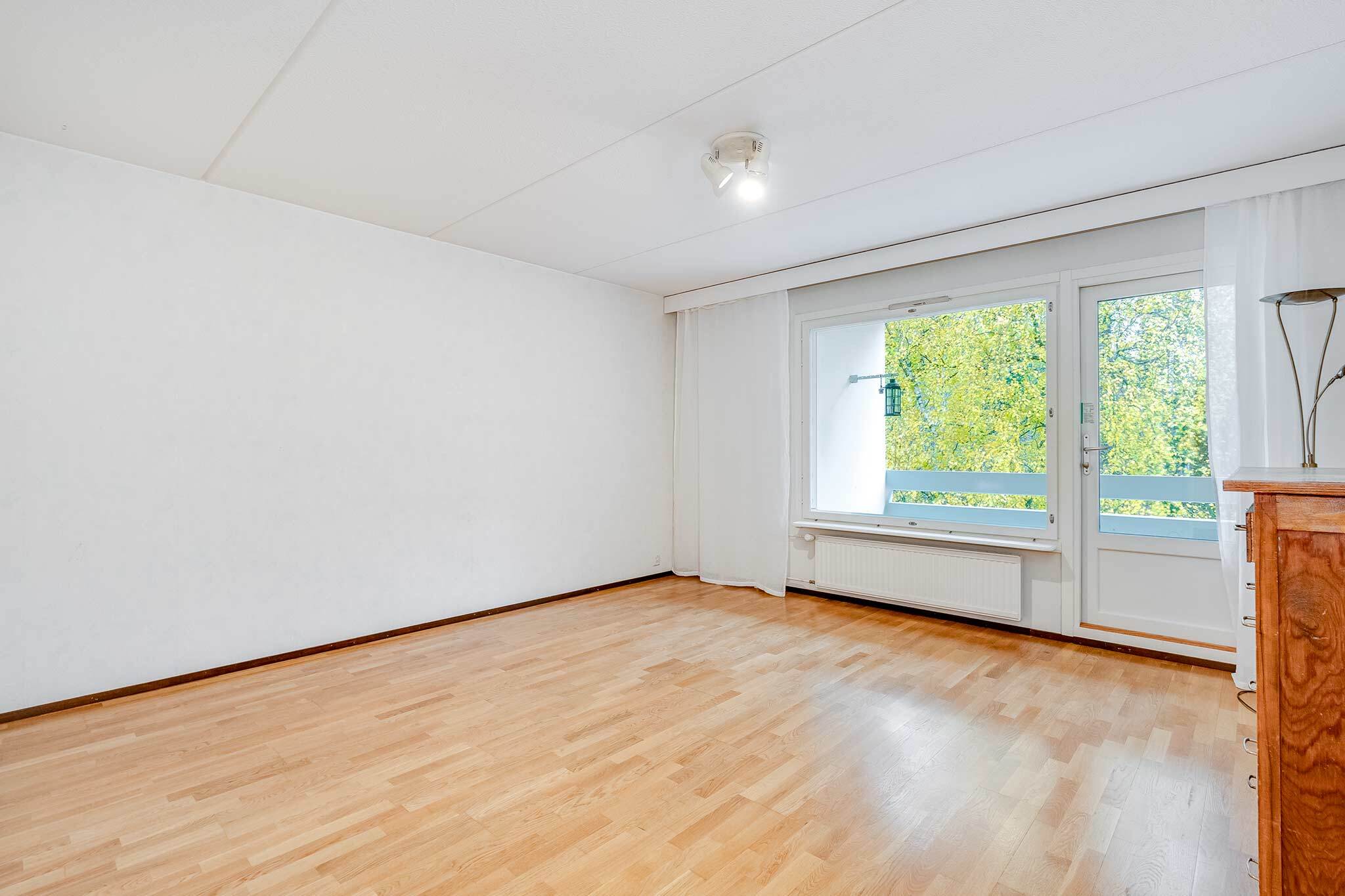 Olohuoneesta kulku parvekkeelle.