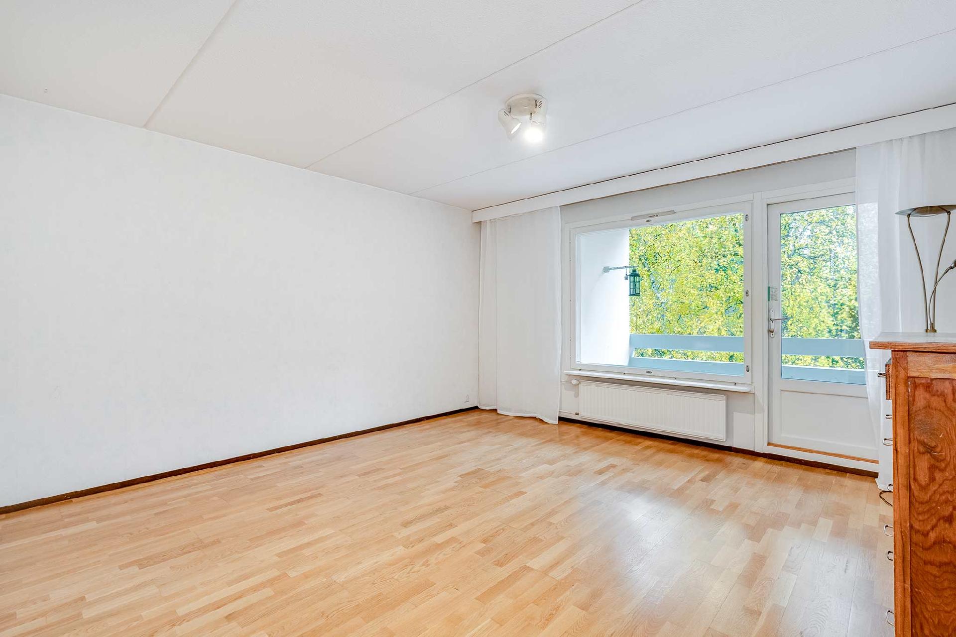 Olohuoneesta kulku parvekkeelle.