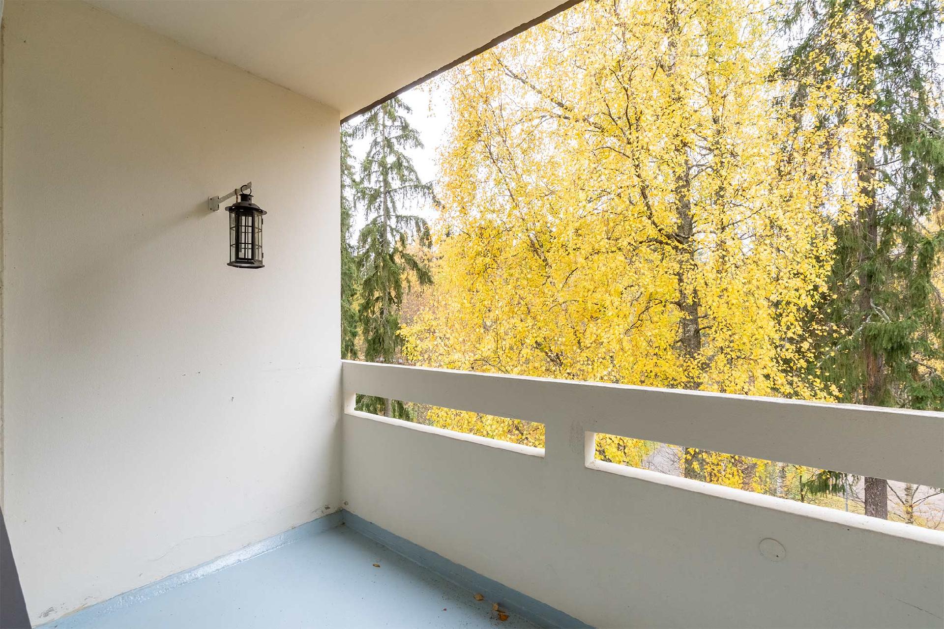 Parvekkeelta avautuu vehreät ja suojaisat näkymät.