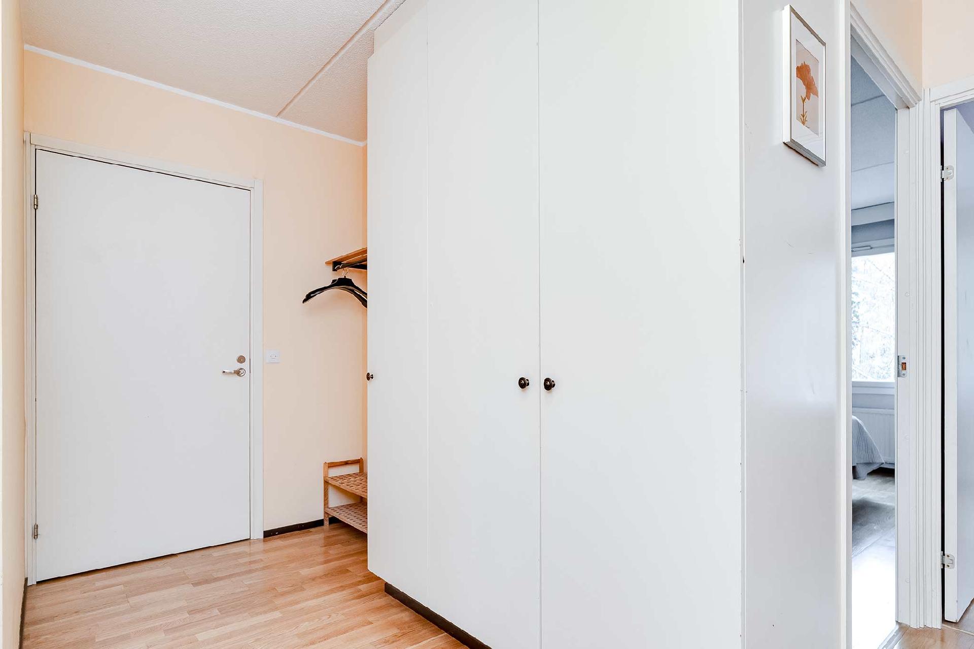 Eteisestä löytyy hyvin kaappitilaa.