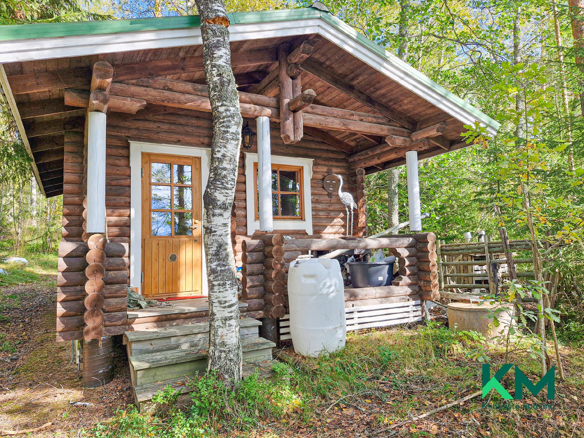 erillinen saunarakennus