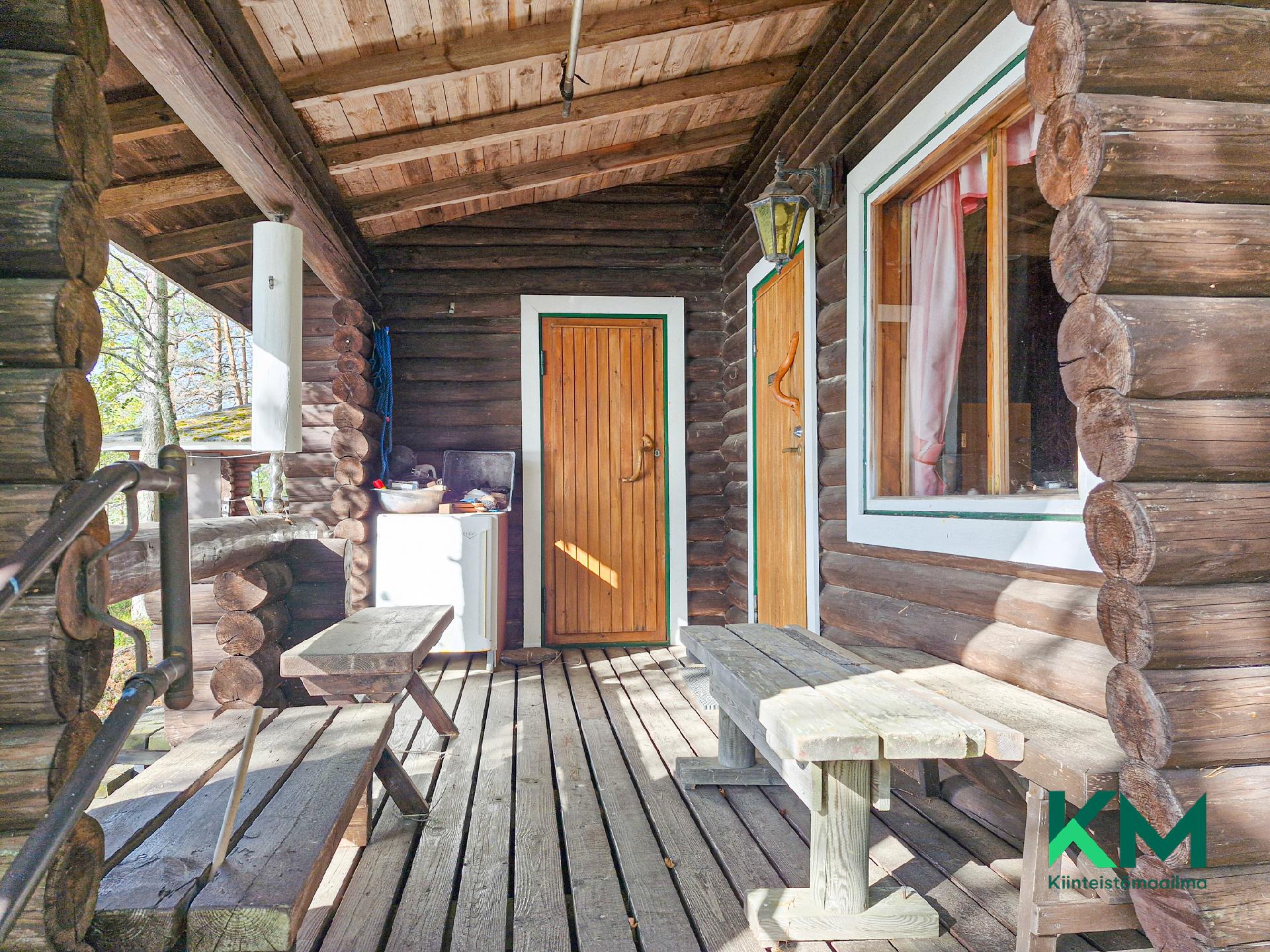 päärakennuksen kuisti