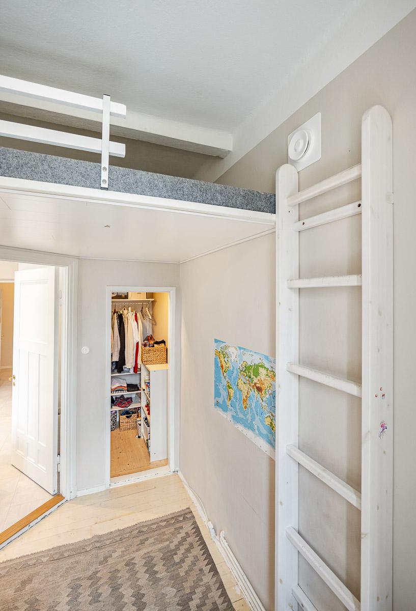 pienessä huoneessa on parvi ja vaatehuone