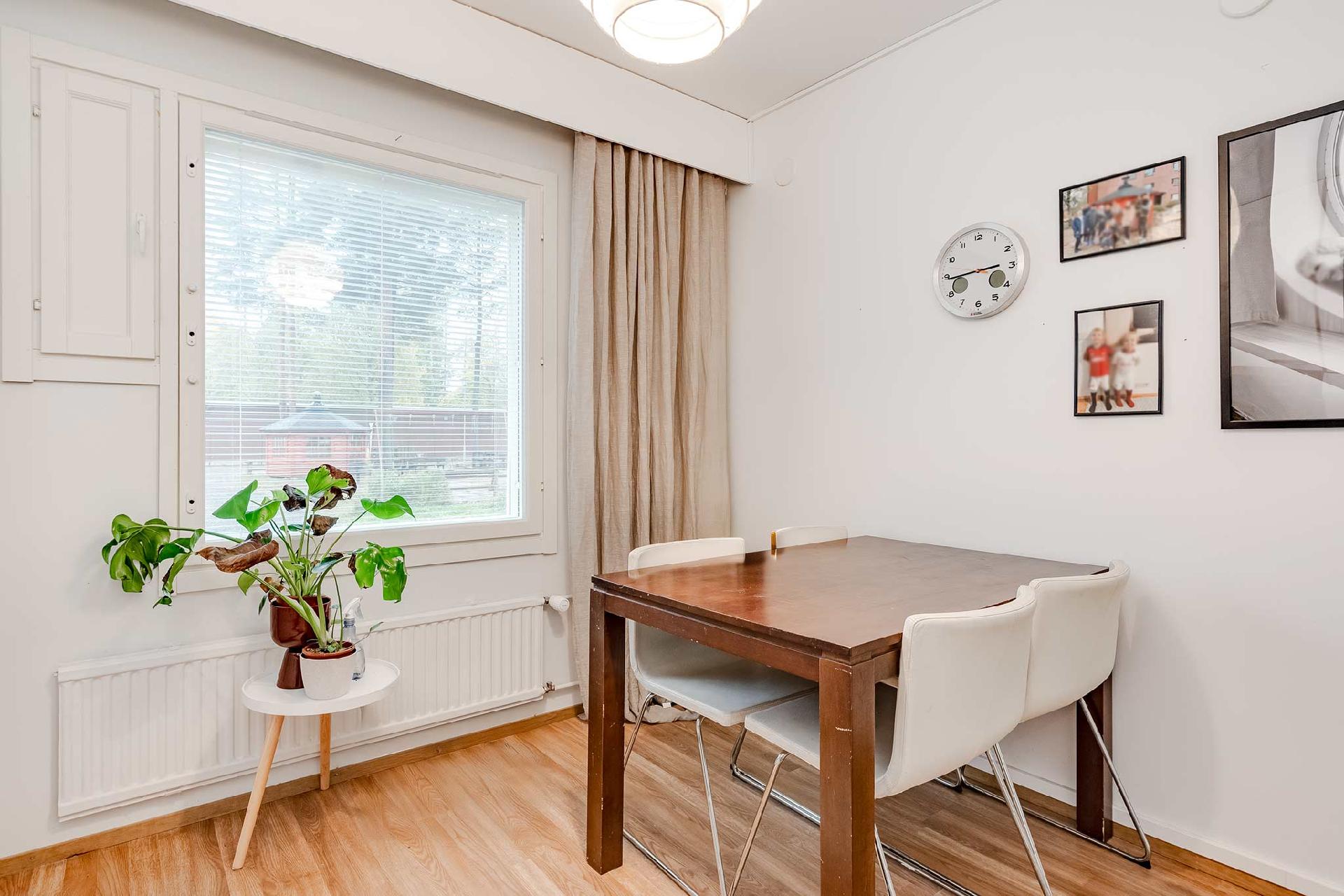 Ruokailupöydän tila keittiössä