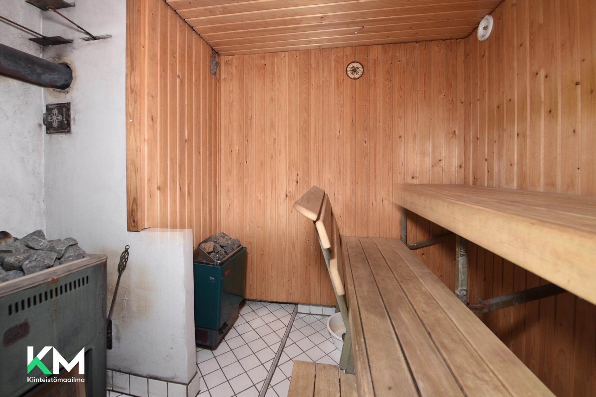 Sauna puu- ja sähkökiukaalla