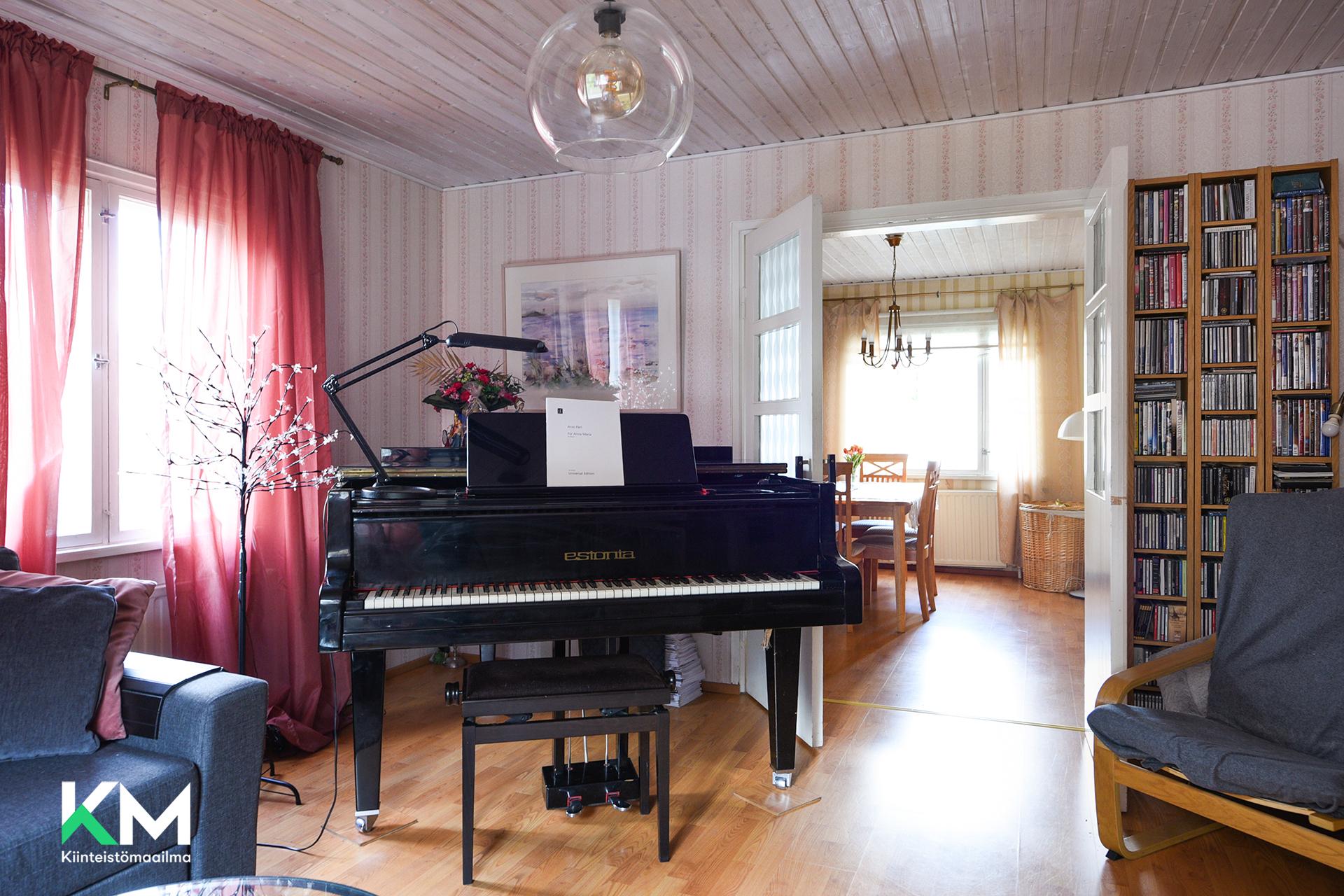 Olohuoneesta näkymä ruokailuhuoneeseen