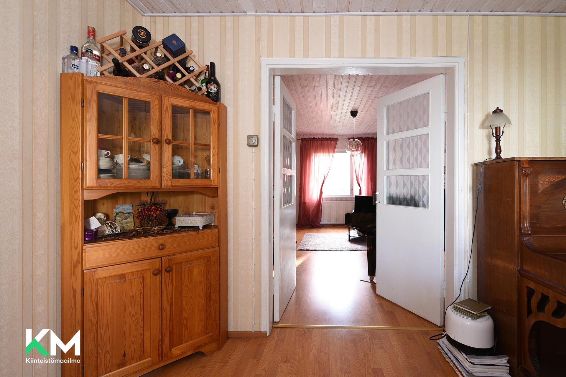 Ruokailuhuoneesta näkymä olohuoneeseen