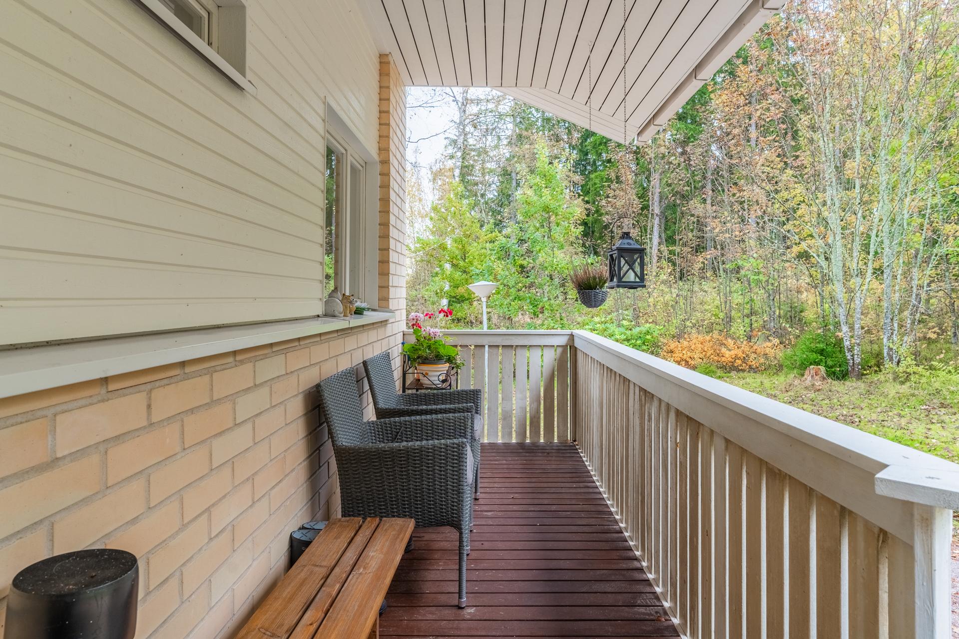 Terassi ulko-oven vieressä