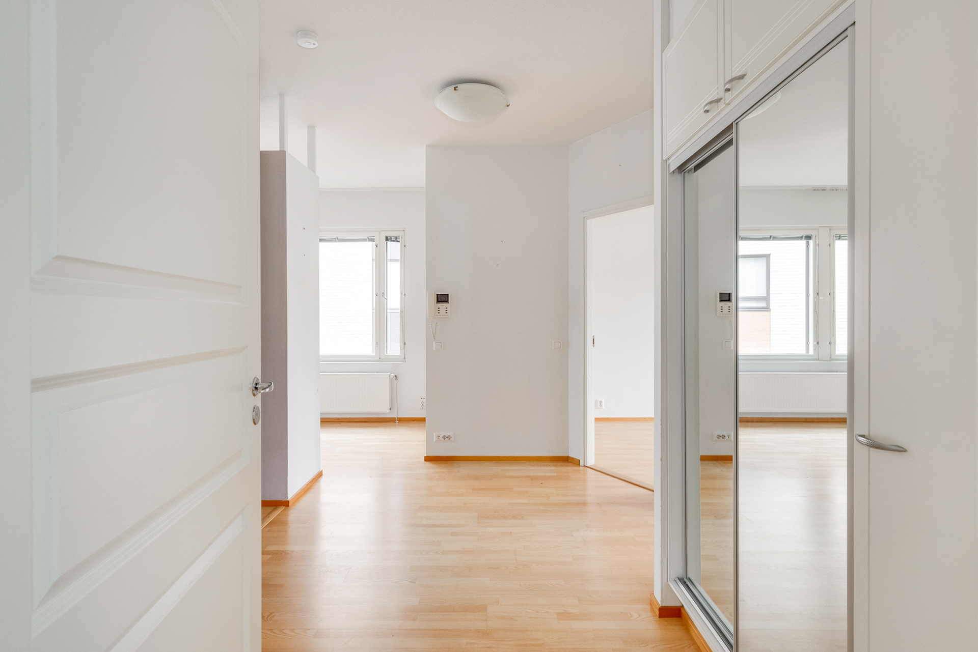 Eteisen liukuovikaapisto