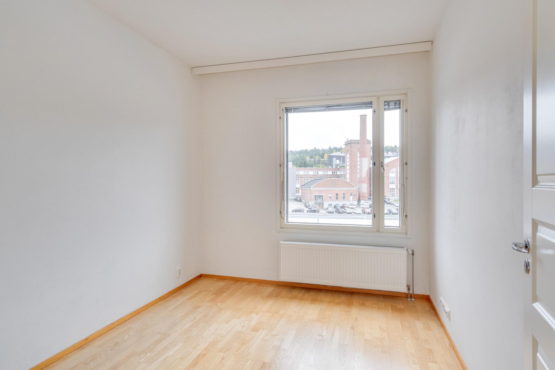 Makuuhuone 2, kaapisto vasemmalla