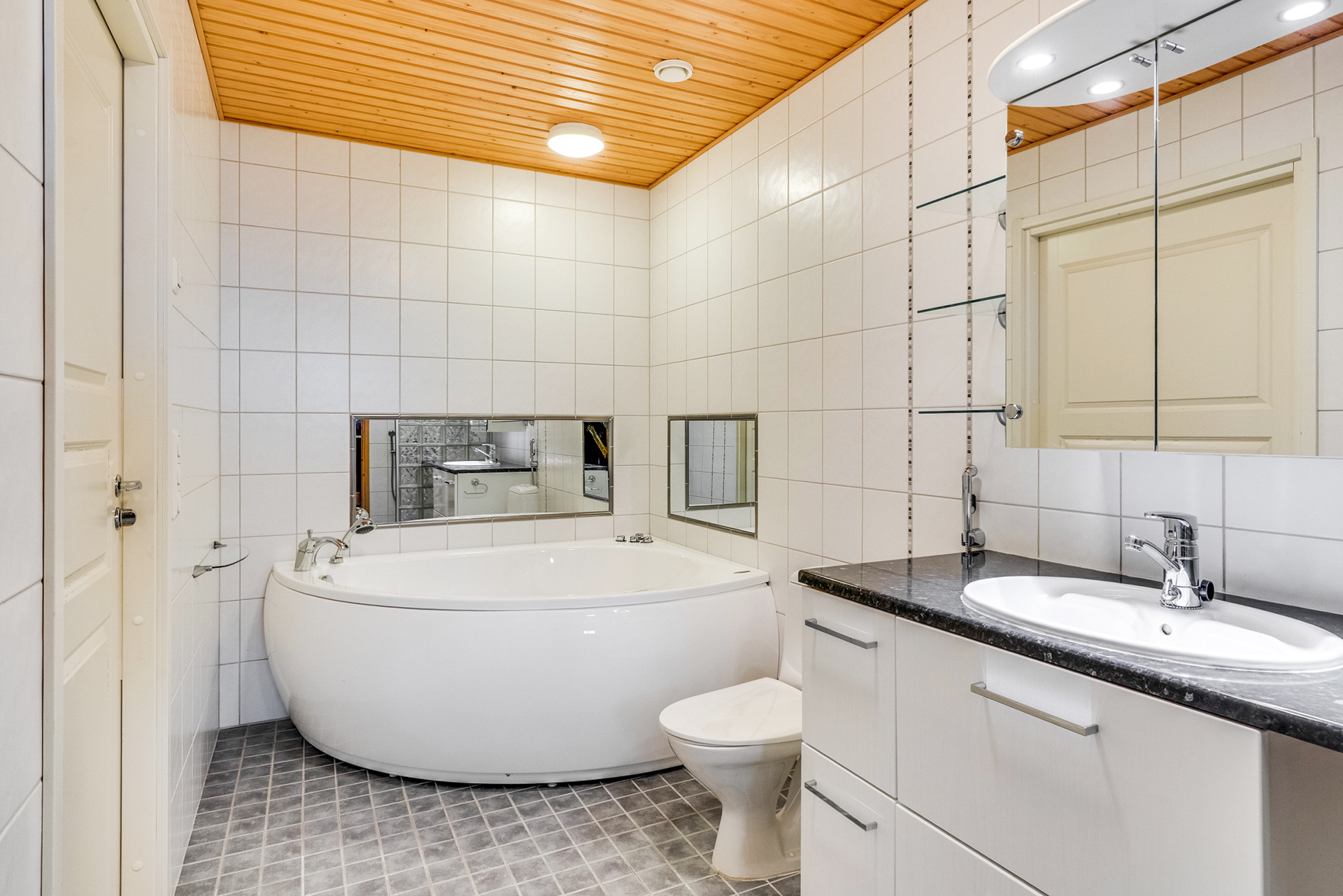 Ylellinen kylpyhuone poreammeella