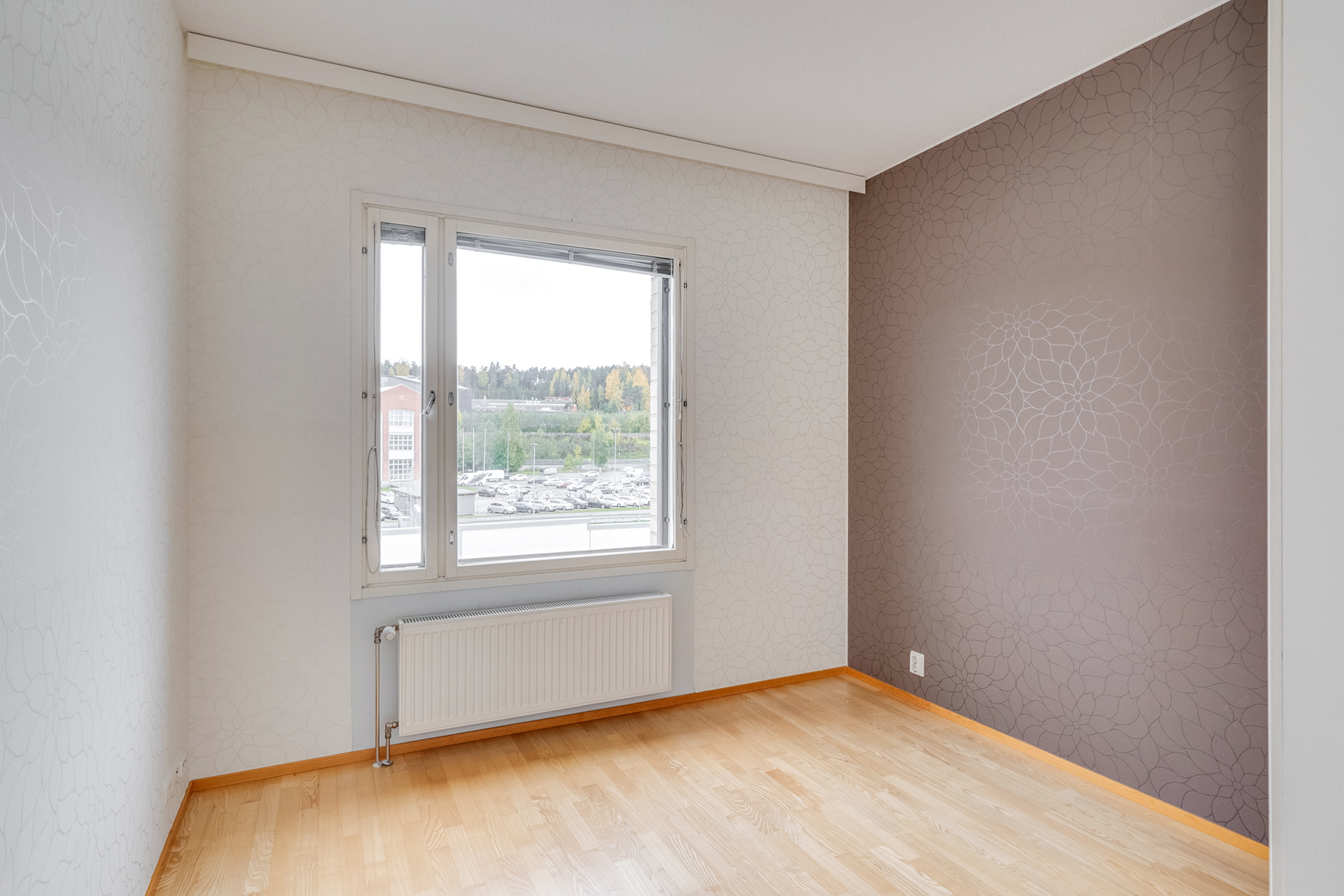 Makuuhuone 1, kaapisto oikealla