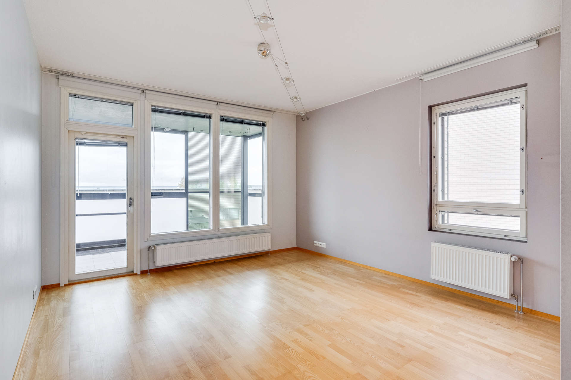 Tilavan olohuoneen sisustat mielesi mukaan