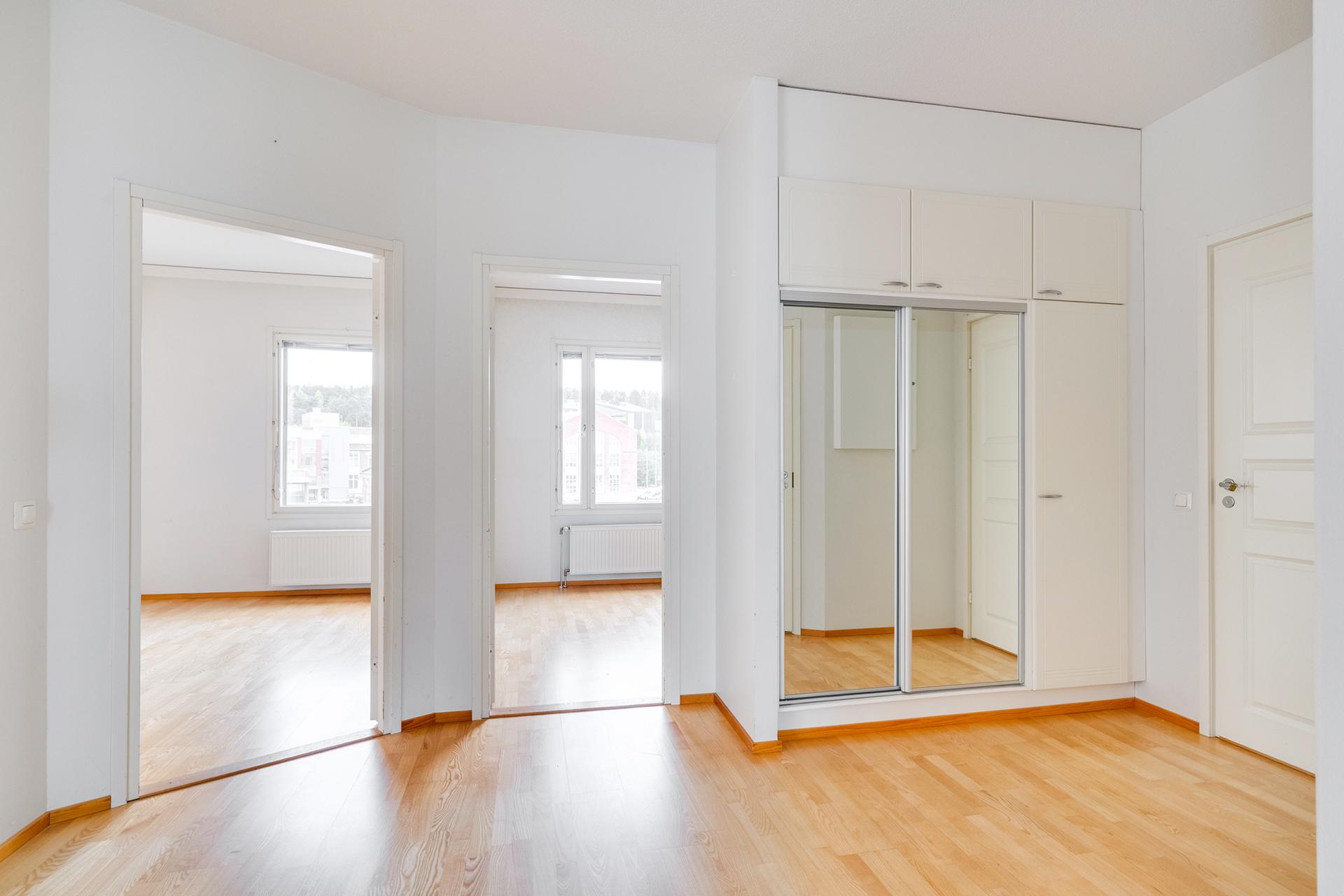 Tilava eteinen. Säilytystilaa tarjoaa kaapisto ja vaatehuone