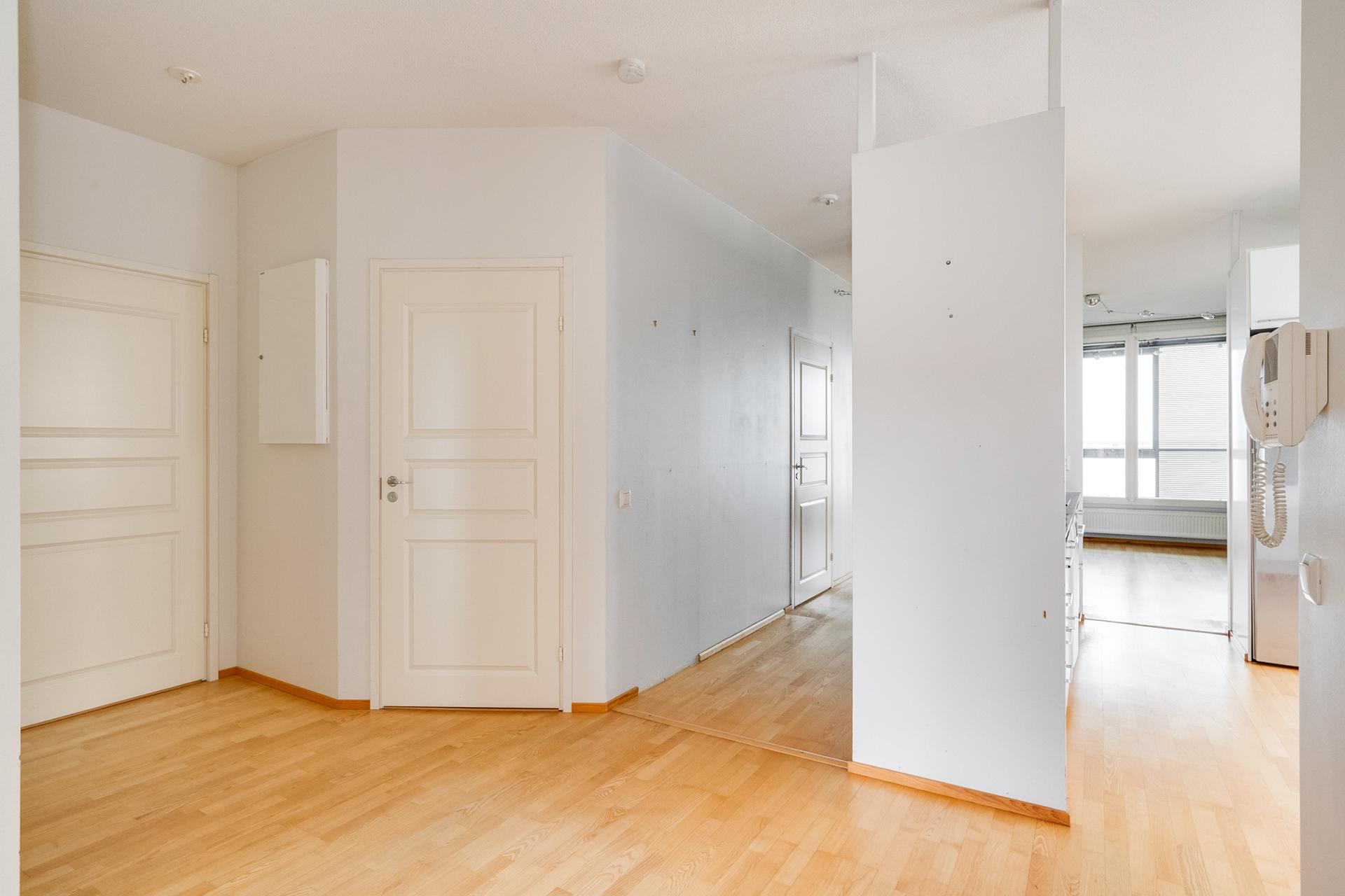 Eteisestä on käynti vaatehuoneeseen