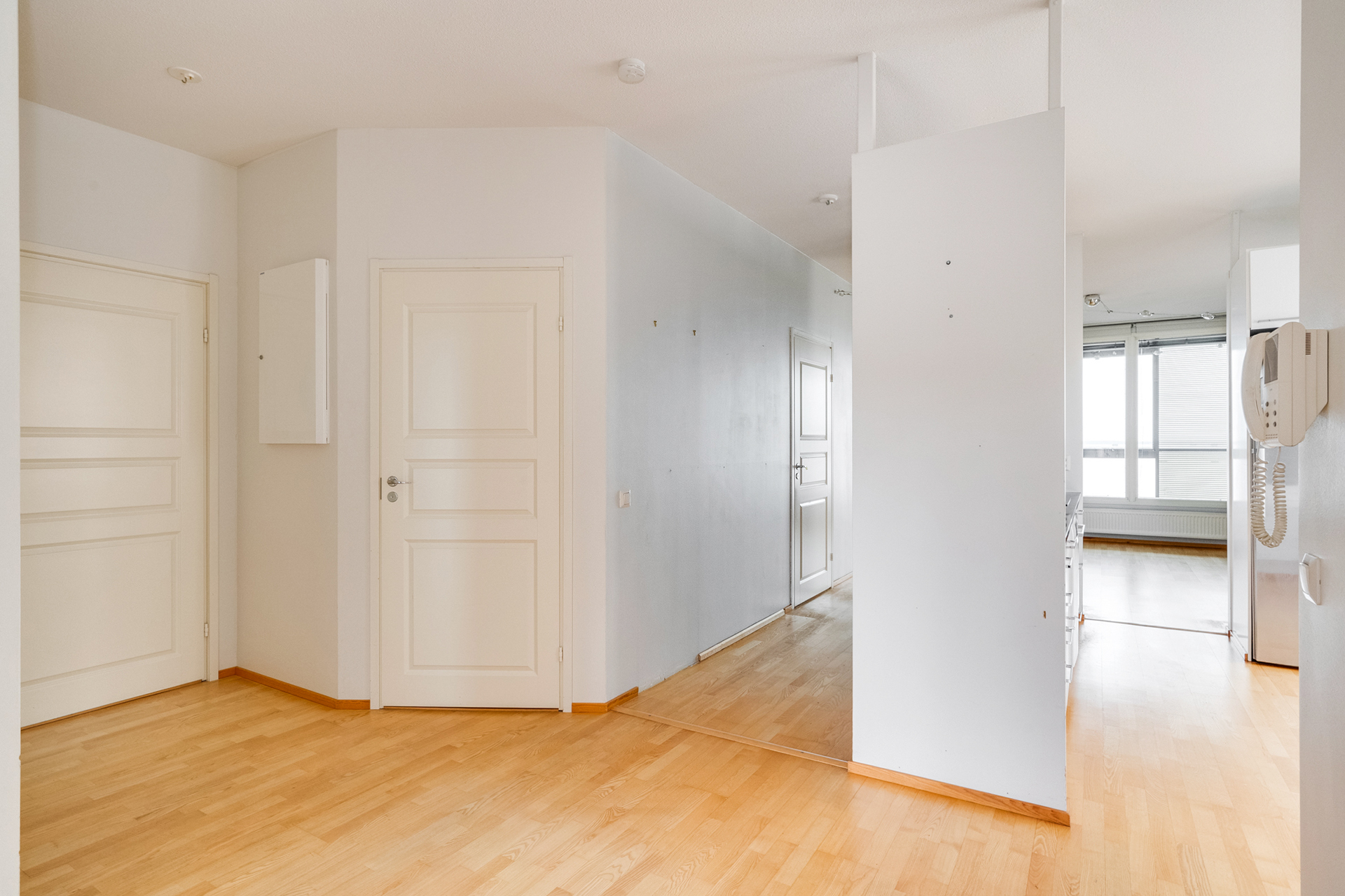 Eteisestä on käynti vaatehuoneeseen