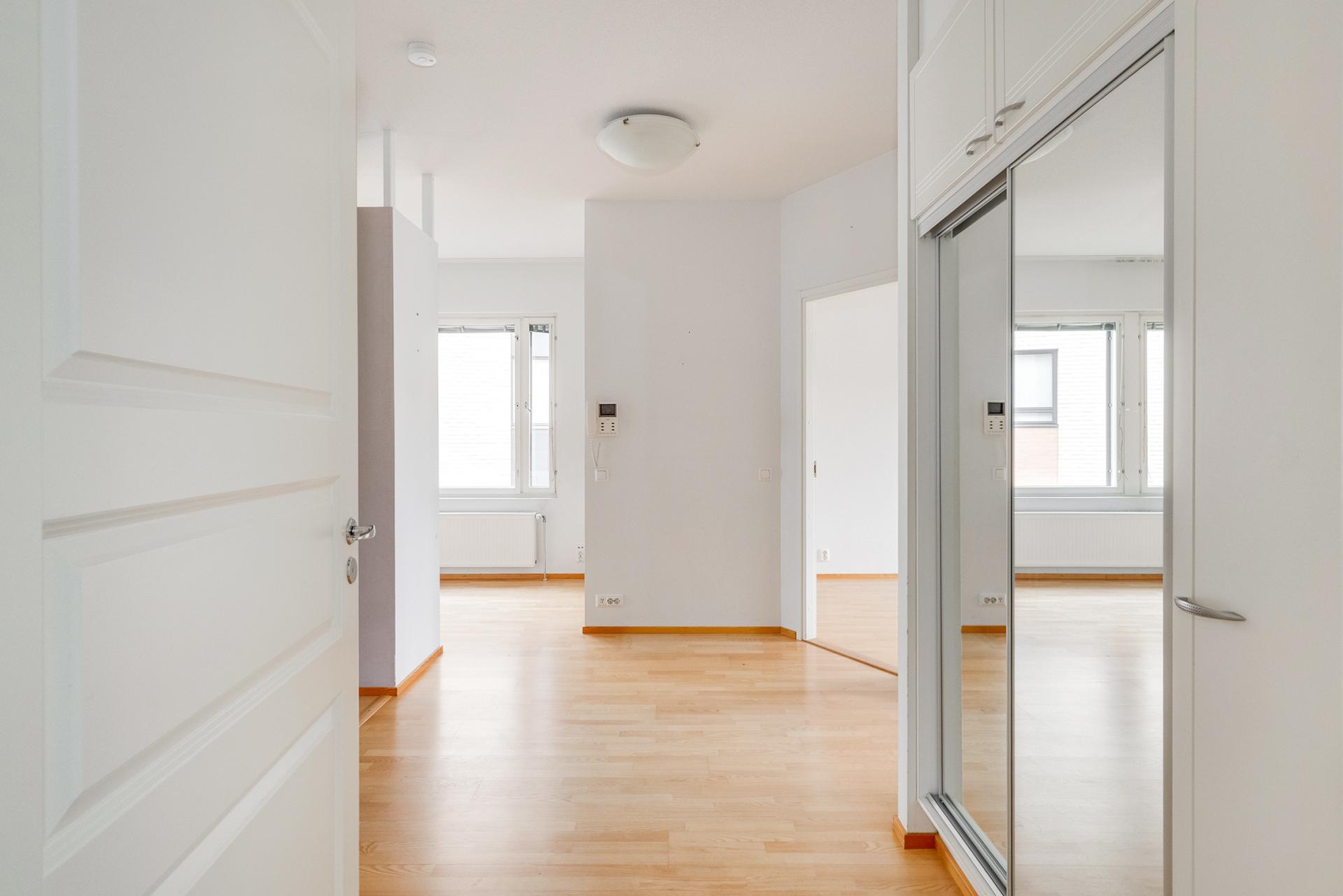 Eteisen liukuovikaapisto