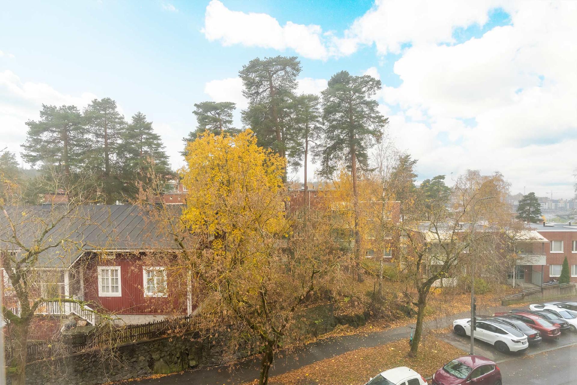 NÄKYMÄÄ HUONEISTON IKKUNOISTA