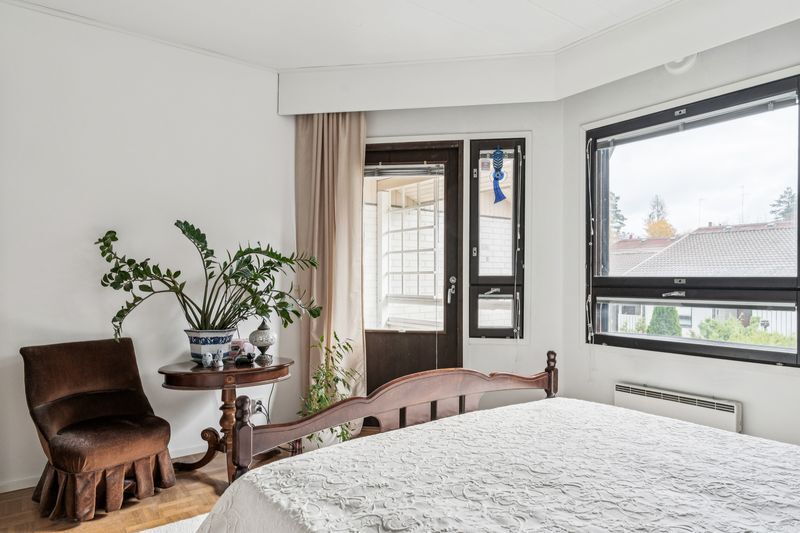 Yläkerran tilava makuuhuone