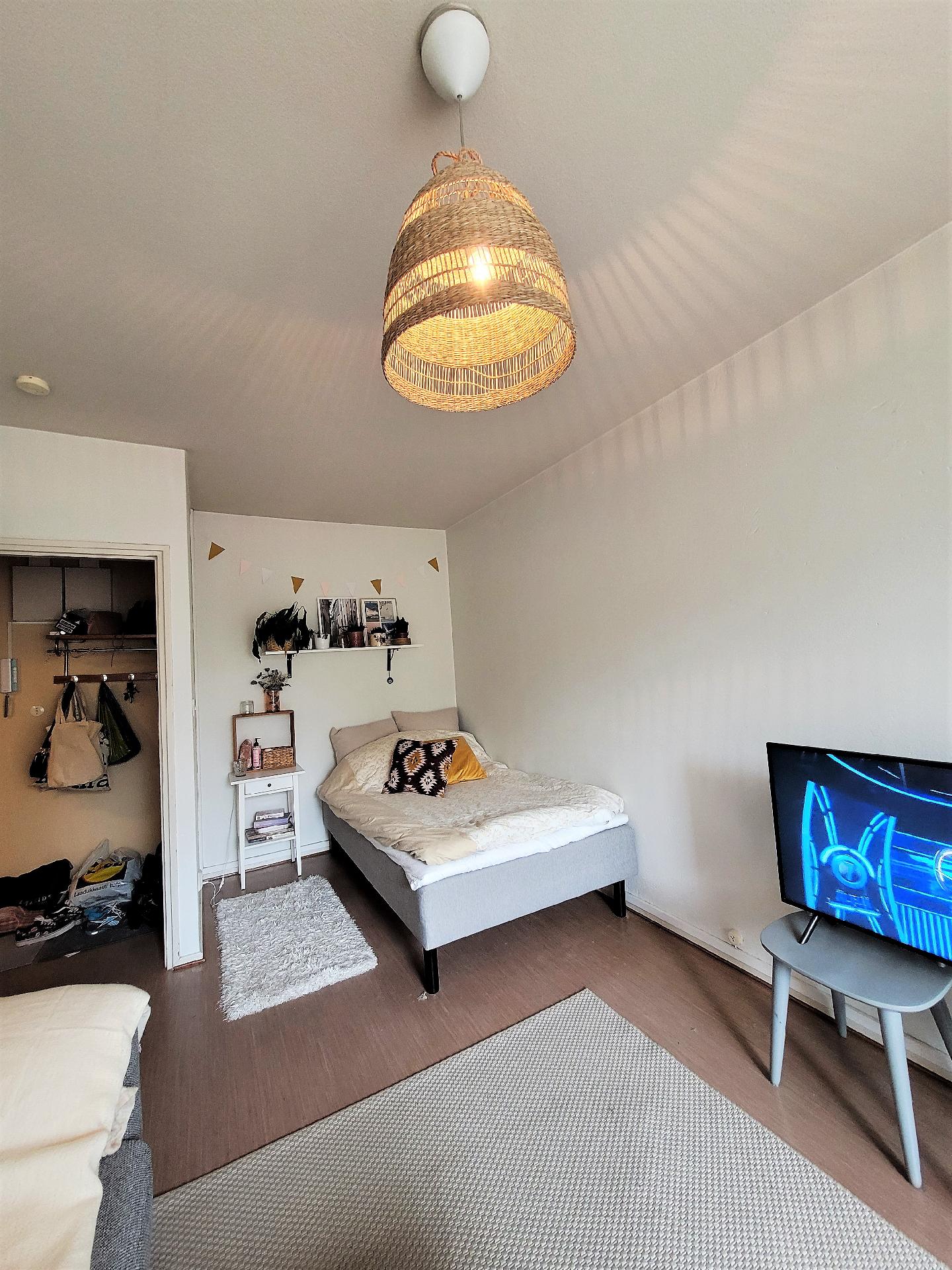 olohuoneesta eteisen suuntaan