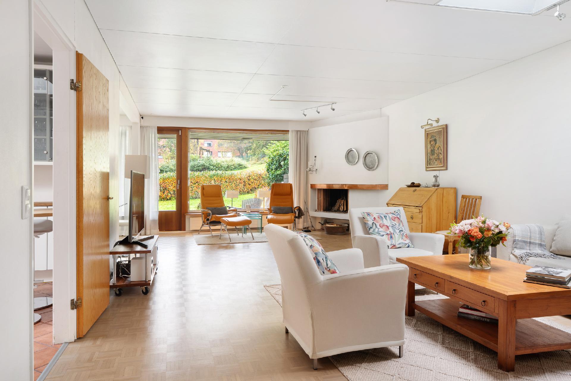 isot, valoa tuovat ikkunat