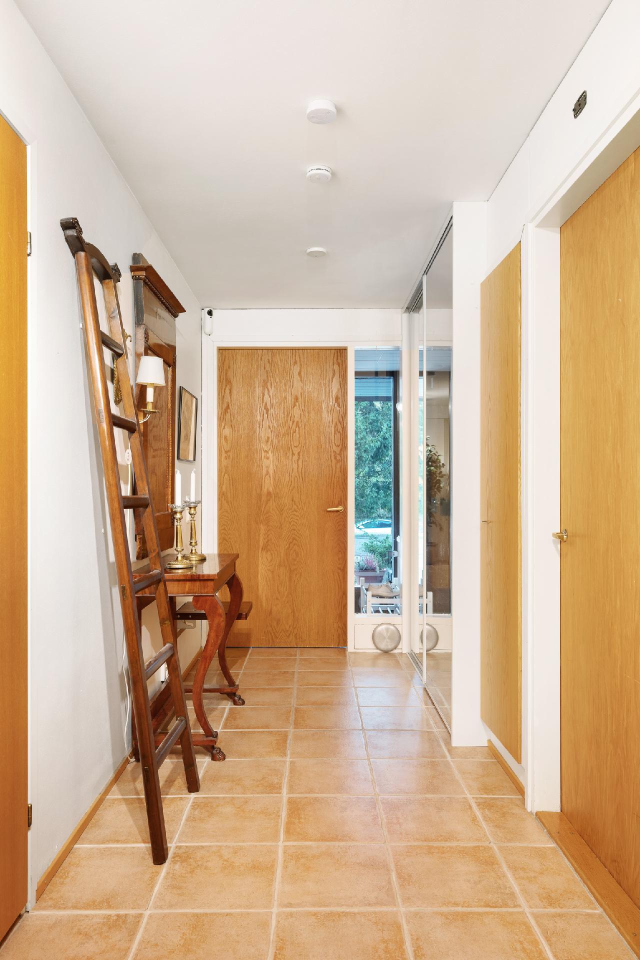 Kirkkotie 14-16, Kauniainen