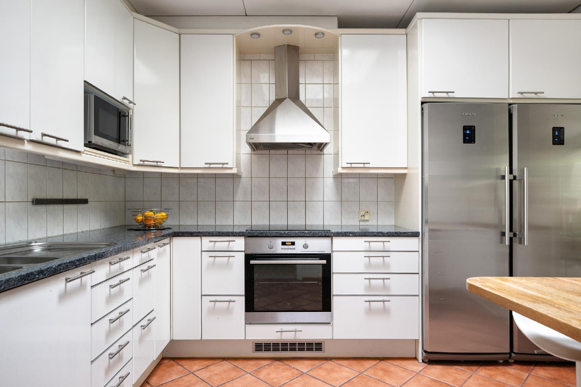 keittiössä runsaasti kaapistoa