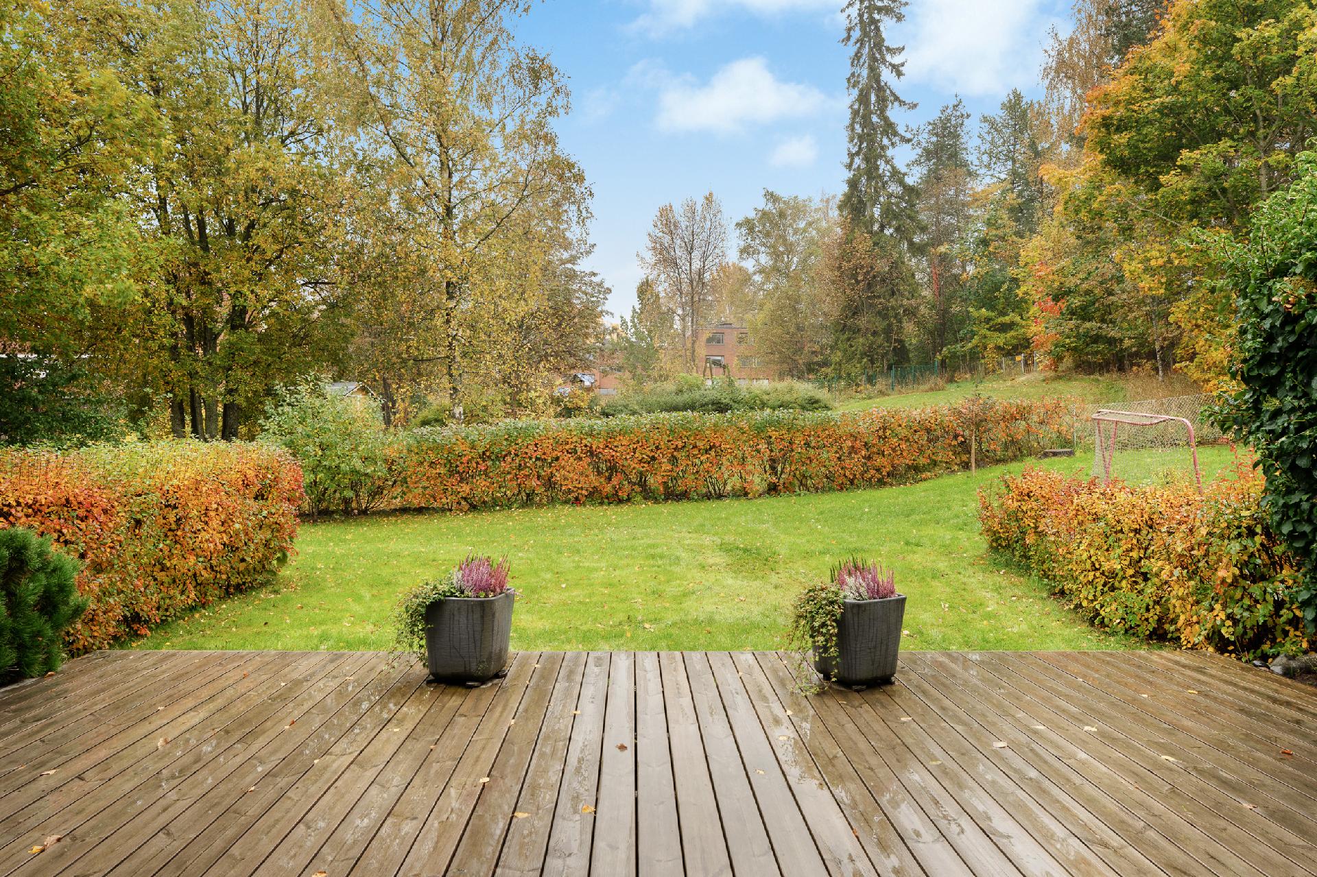 tilava terassi ja piha-alue