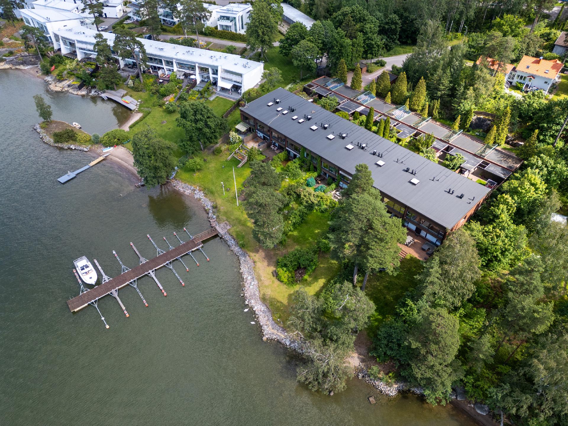 Yhtiö isolla merenrantatontilla
