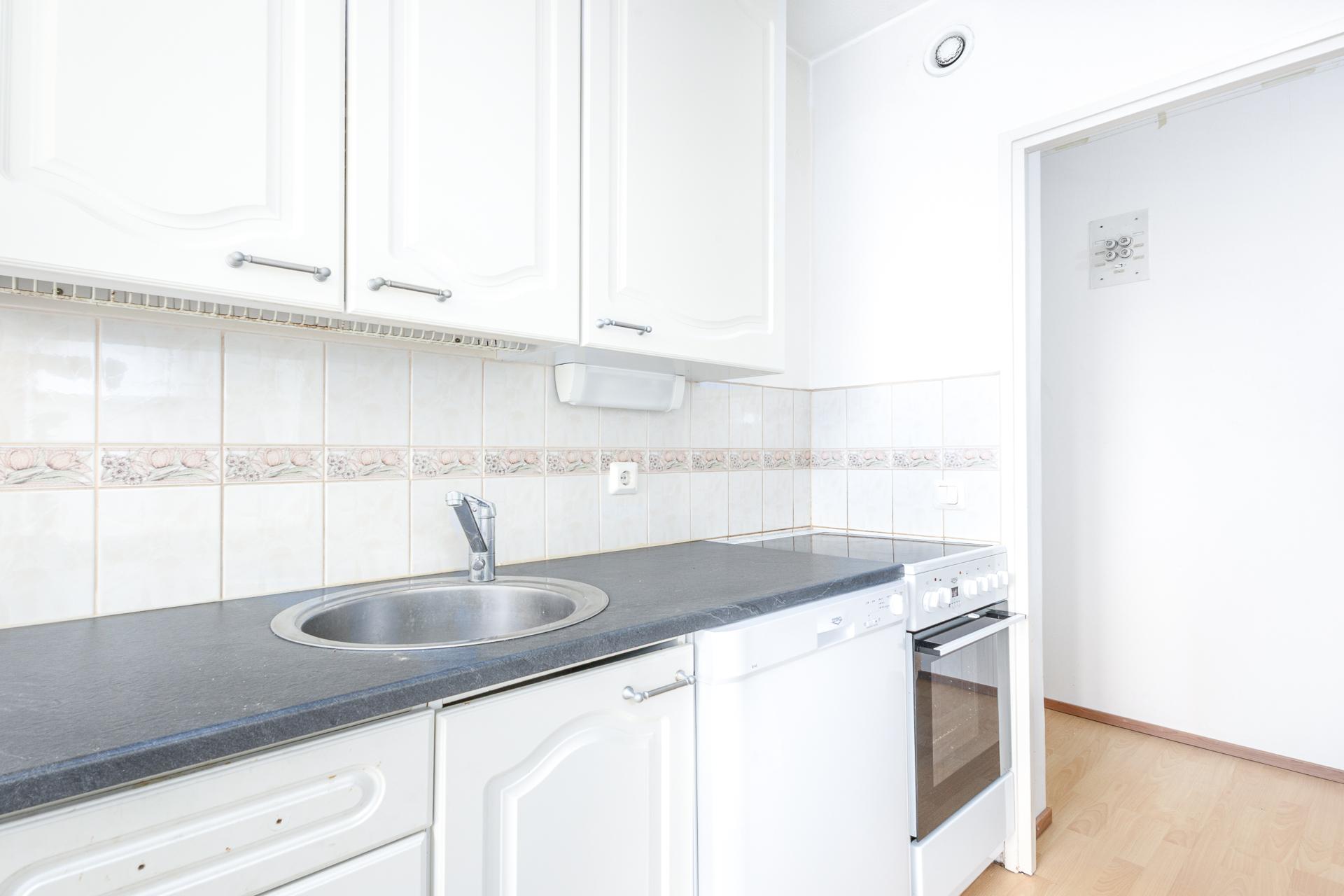 keittiön tasoja ja kaapistoja