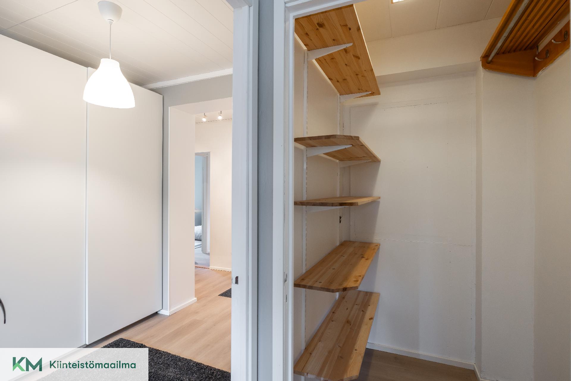 Toisen makuuhuoneen yhteydessä on vaatehuone