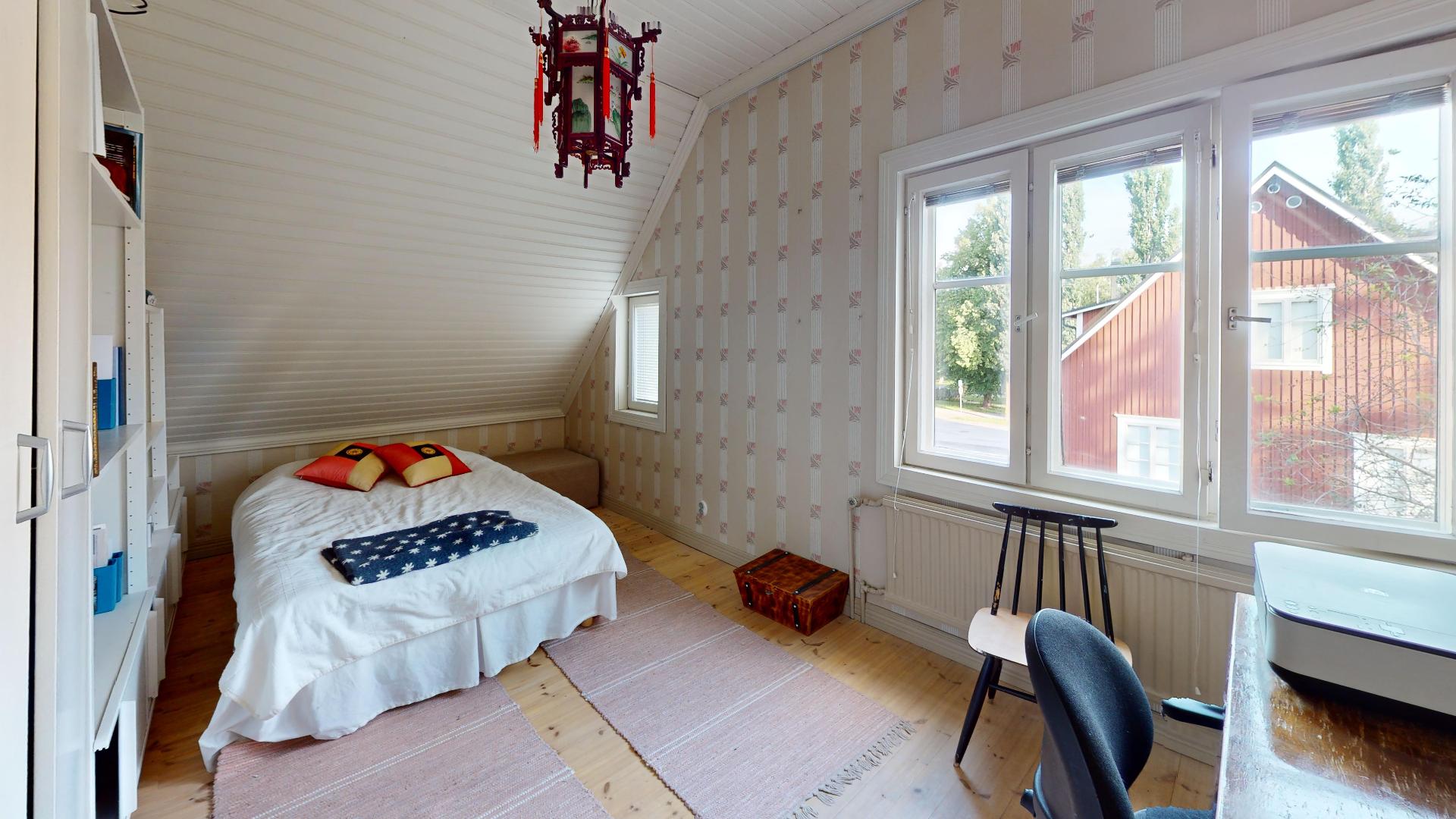 Yläkerran makuuhuone 2